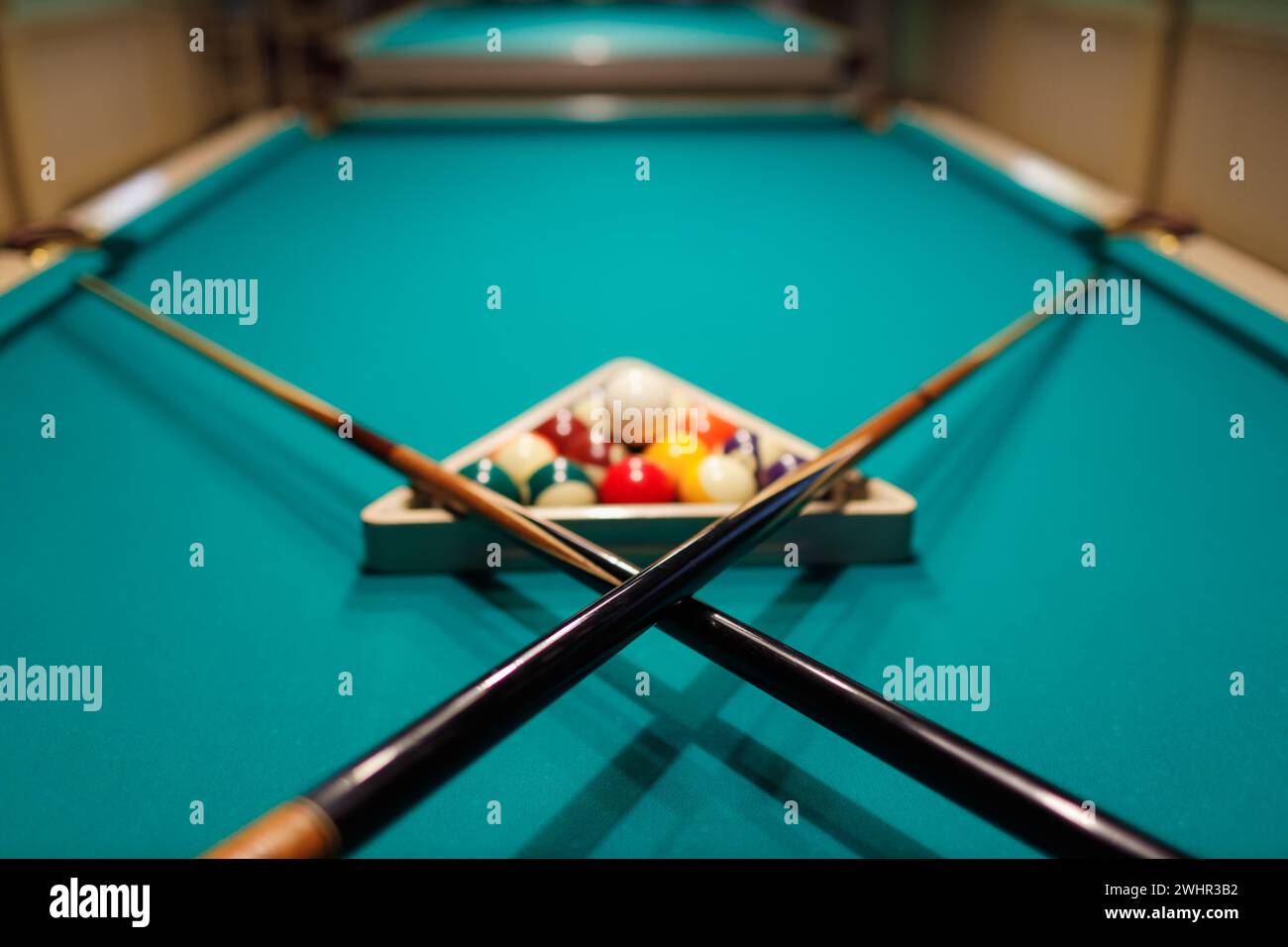 Boules d'accessoires de billard et queue sur une table de billard Banque D'Images