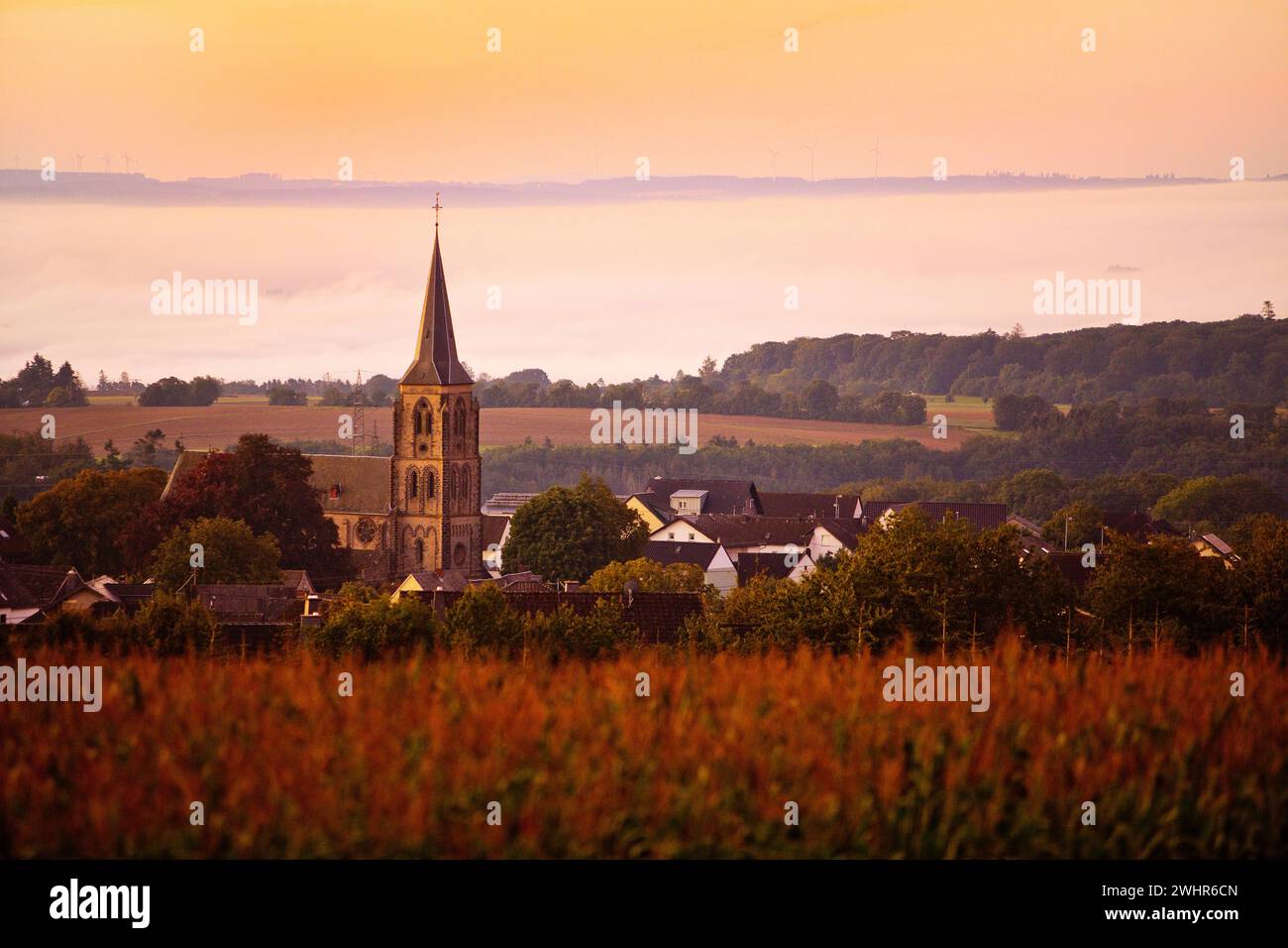 L'église de. Servatius au lever du soleil, Landkern, Rhénanie-Palatinat, Allemagne, Europe Banque D'Images