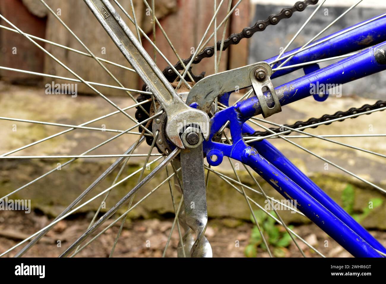 Réparation de bicyclettes. Utilisez une clé pour dévisser l'écrou de la roue du vélo. Banque D'Images