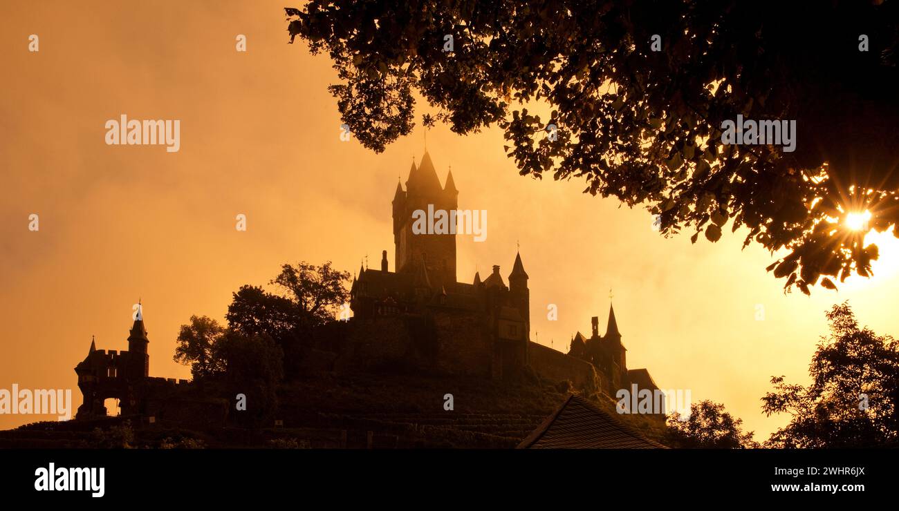 Reichsburg Cochem au lever du soleil, Rhénanie-Palatinat, Allemagne, Europe Banque D'Images