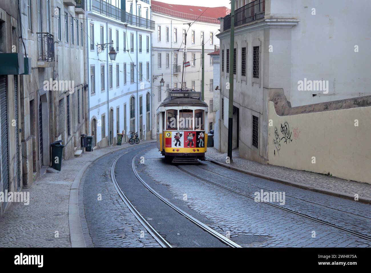 Rouge rétro Tram 28 société de publicité Coca-Cola dans les rues de Lisbonne Banque D'Images