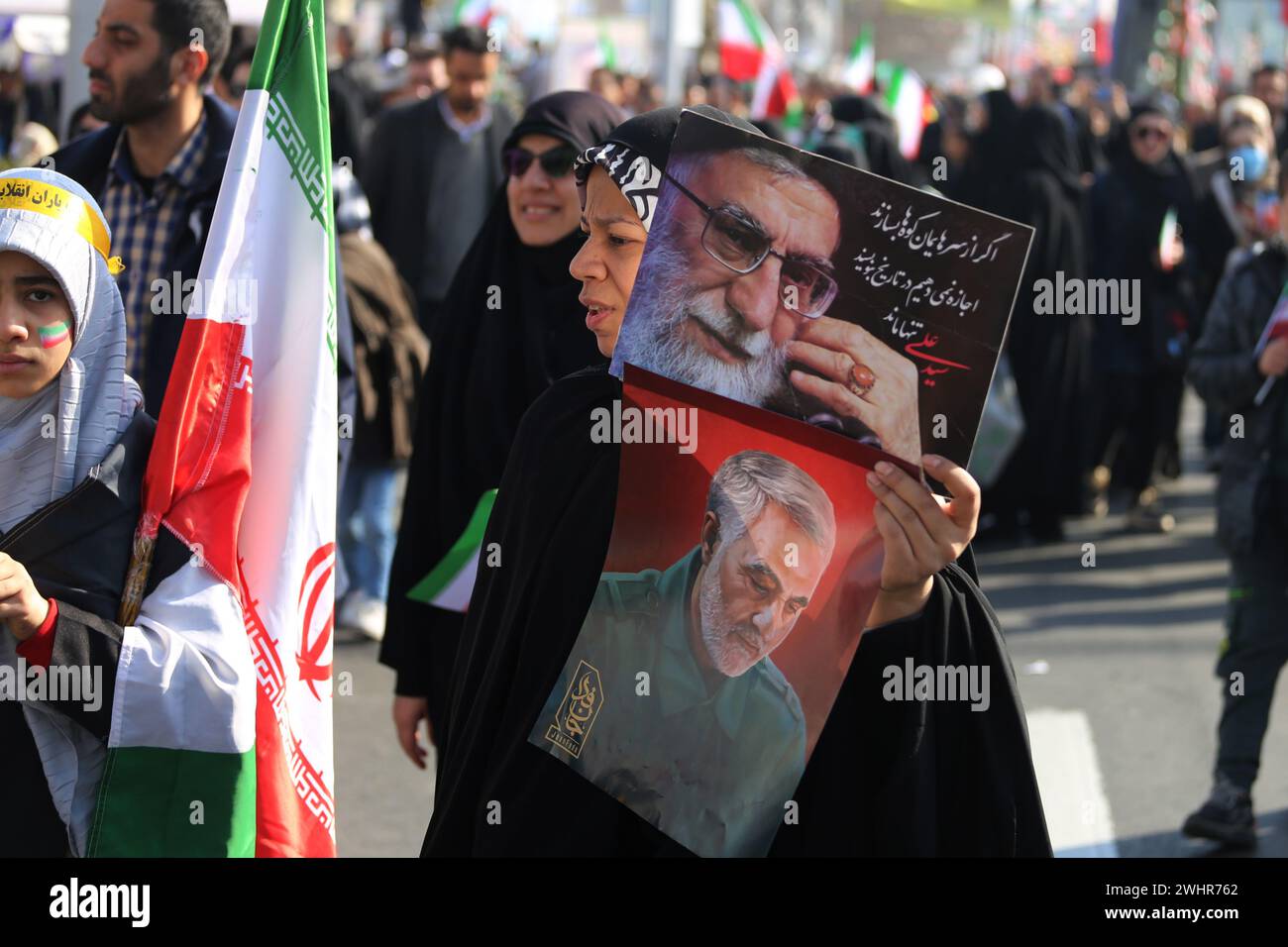 Téhéran, Iran. 11 février 2024. Le peuple iranien se réunit à Téhéran pour célébrer le 45e anniversaire de la Révolution islamique. L'Iran a célébré le 11 février 2024 le 45e anniversaire de la révolution islamique de 1979 dans un contexte de tensions qui s'emparent du moyen-Orient au sujet de la poursuite de la guerre israélienne contre le Hamas dans la bande de Gaza. Le président iranien Ebrahim Raisi a condamné Israël et a exigé son expulsion des Nations Unies. (Crédit image : © Rouzbeh Fouladi/ZUMA Press Wire) USAGE ÉDITORIAL SEULEMENT! Non destiné à UN USAGE commercial ! Banque D'Images