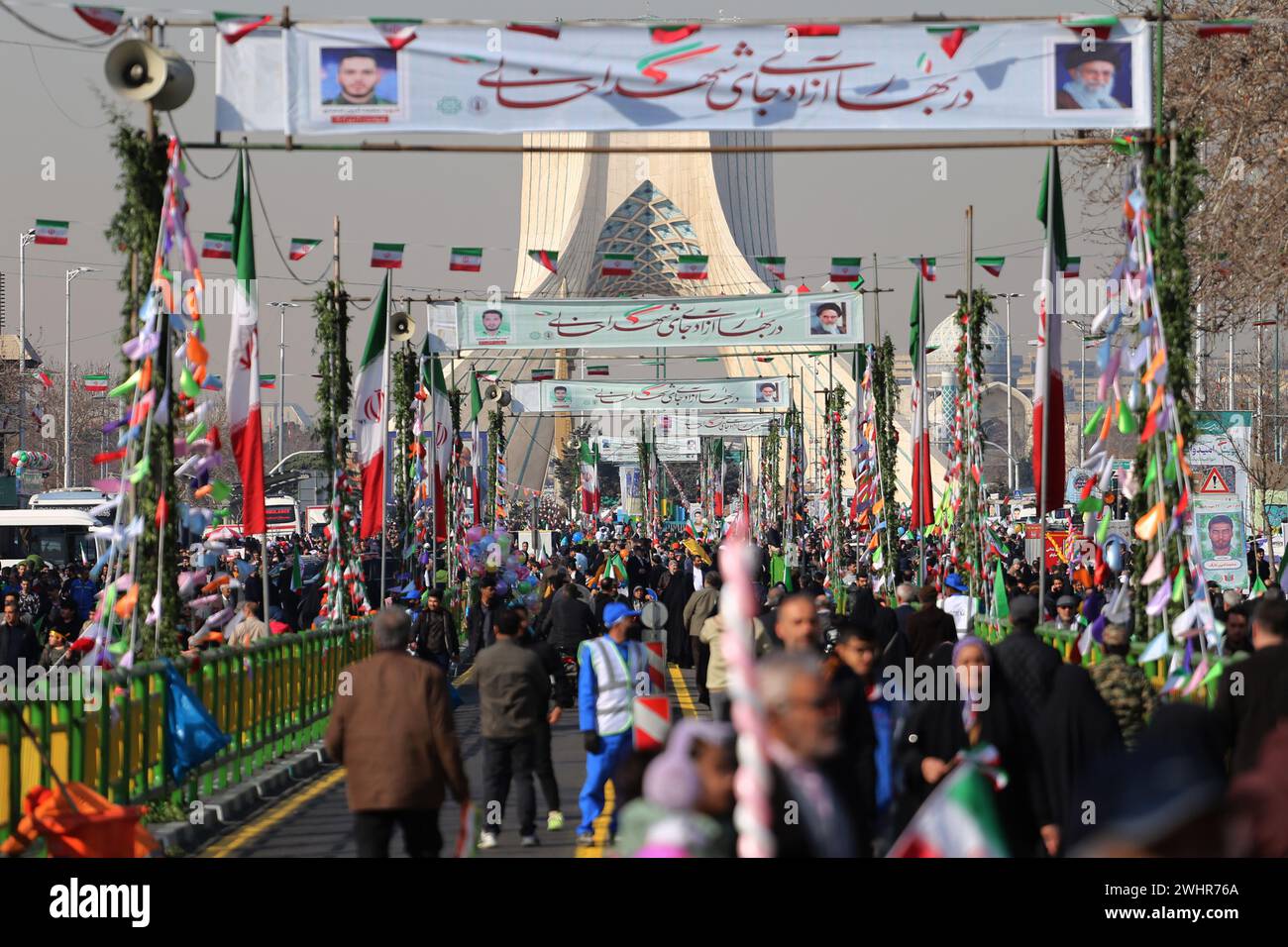 Téhéran, Iran. 11 février 2024. Le peuple iranien se réunit à Téhéran pour célébrer le 45e anniversaire de la Révolution islamique. L'Iran a célébré le 11 février 2024 le 45e anniversaire de la révolution islamique de 1979 dans un contexte de tensions qui s'emparent du moyen-Orient au sujet de la poursuite de la guerre israélienne contre le Hamas dans la bande de Gaza. Le président iranien Ebrahim Raisi a condamné Israël et a exigé son expulsion des Nations Unies. (Crédit image : © Rouzbeh Fouladi/ZUMA Press Wire) USAGE ÉDITORIAL SEULEMENT! Non destiné à UN USAGE commercial ! Banque D'Images