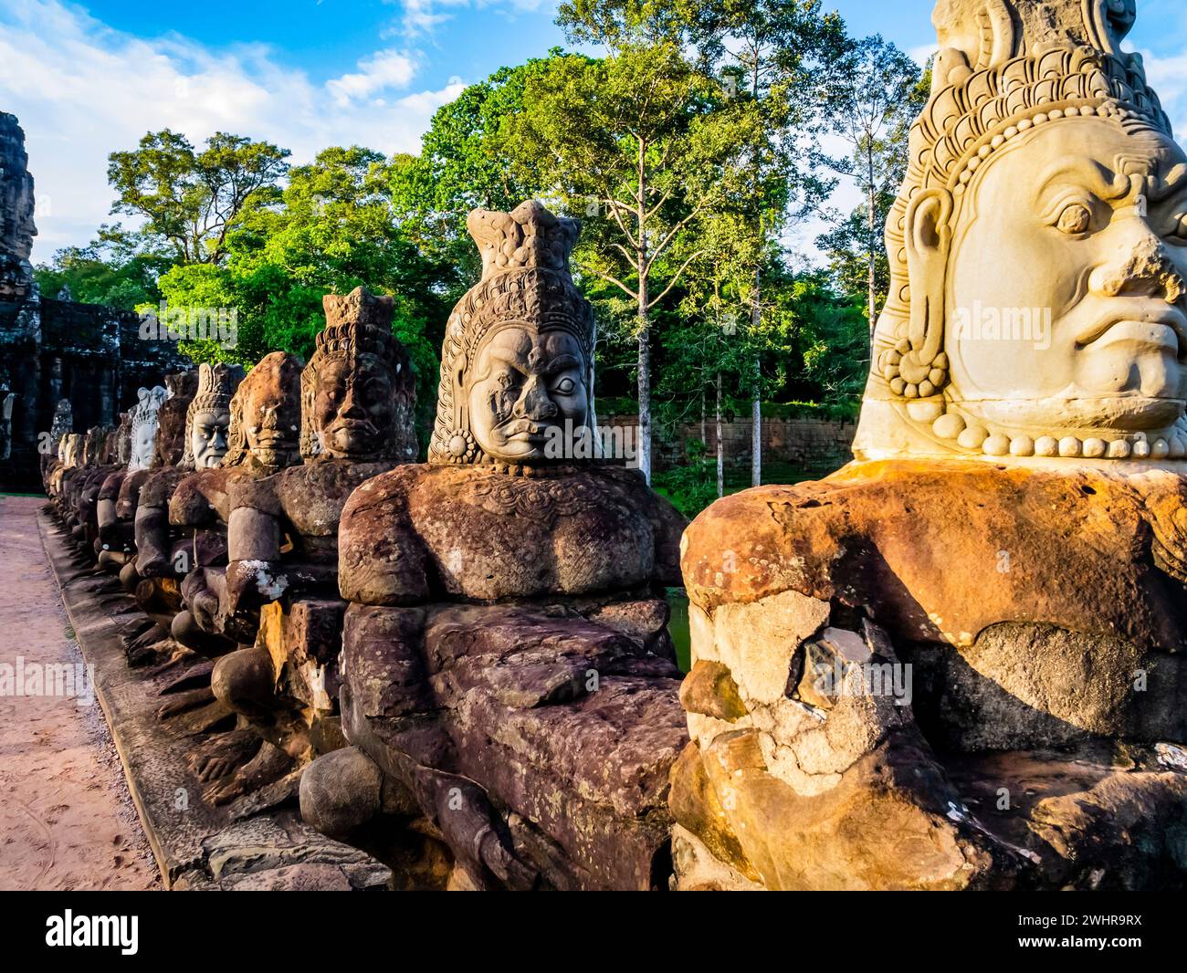 Superbe pont dans la porte sud du complexe Angkor Thom avec une rangée de statues de démons, Siem Reap, Cambodge Banque D'Images