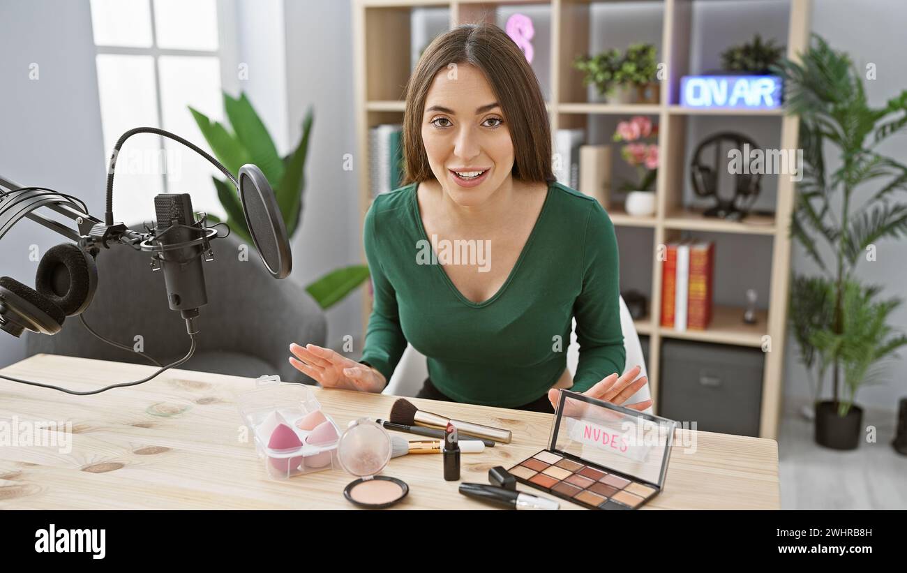 Une femme fait des podcasts d'un studio avec des produits de beauté et un panneau « on air », créant ainsi un contenu attrayant. Banque D'Images