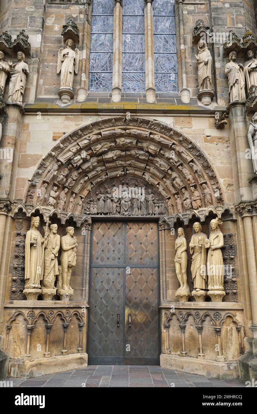 Ecclesia (à gauche) et synagoga (à droite) sur le portail ouest de l'église notre-Dame de Trèves Banque D'Images