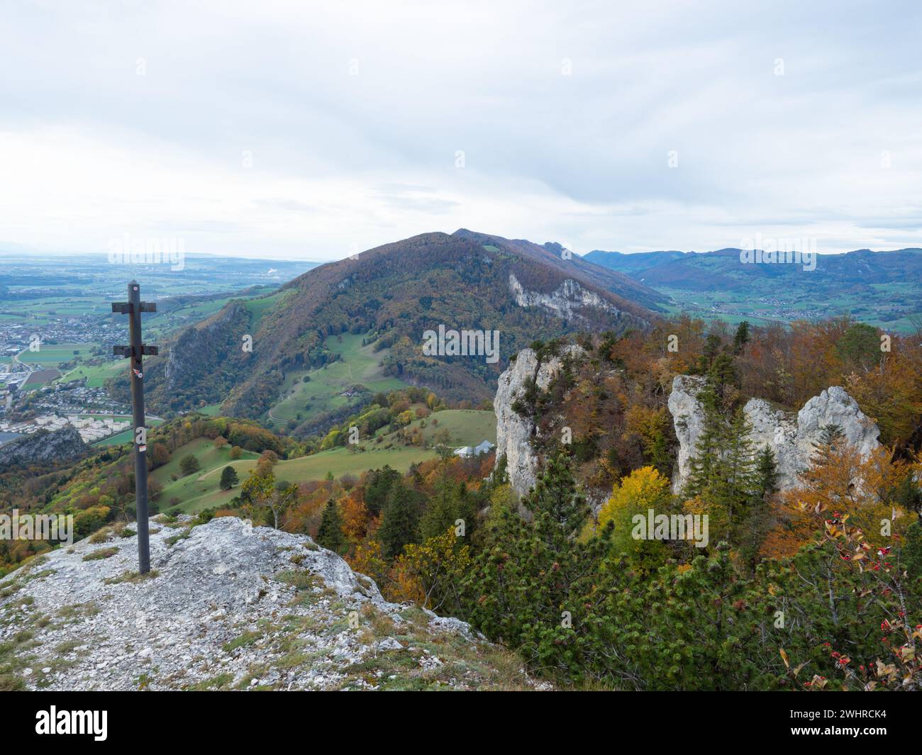 Balsthal, Suisse - 29 octobre 2023 : vue depuis Roggenflue, un pic rocheux dans les montagnes du Jura suisse. Banque D'Images