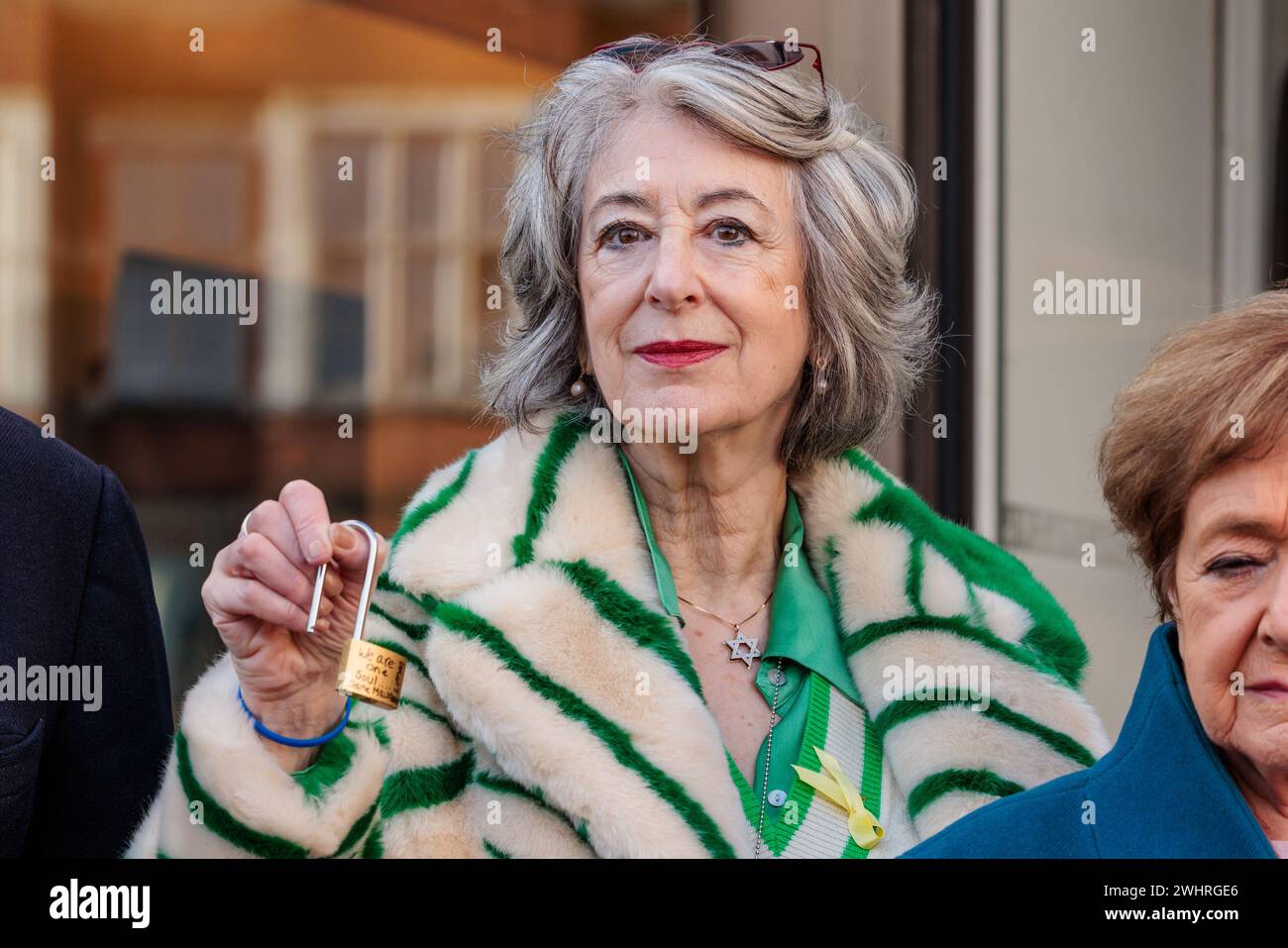 JW3, Londres, Royaume-Uni. 11 février 2024. Dame Maureen Lipman lors du lancement du « Lovelock Hostage Bridge » à JW3, le Jewish Community Centre de Londres. Lovelock Hostage Bridge est une nouvelle installation qui sera peuplée de milliers de cadenas autographiés pour montrer l'amour et la solidarité envers les 136 otages restants détenus par le Hamas à Gaza pendant plus de 128 jours. et comme un appel à la communauté internationale pour qu'elle redouble d'efforts pour les ramener chez eux. Photo par Amanda Rose/Alamy Live News Banque D'Images