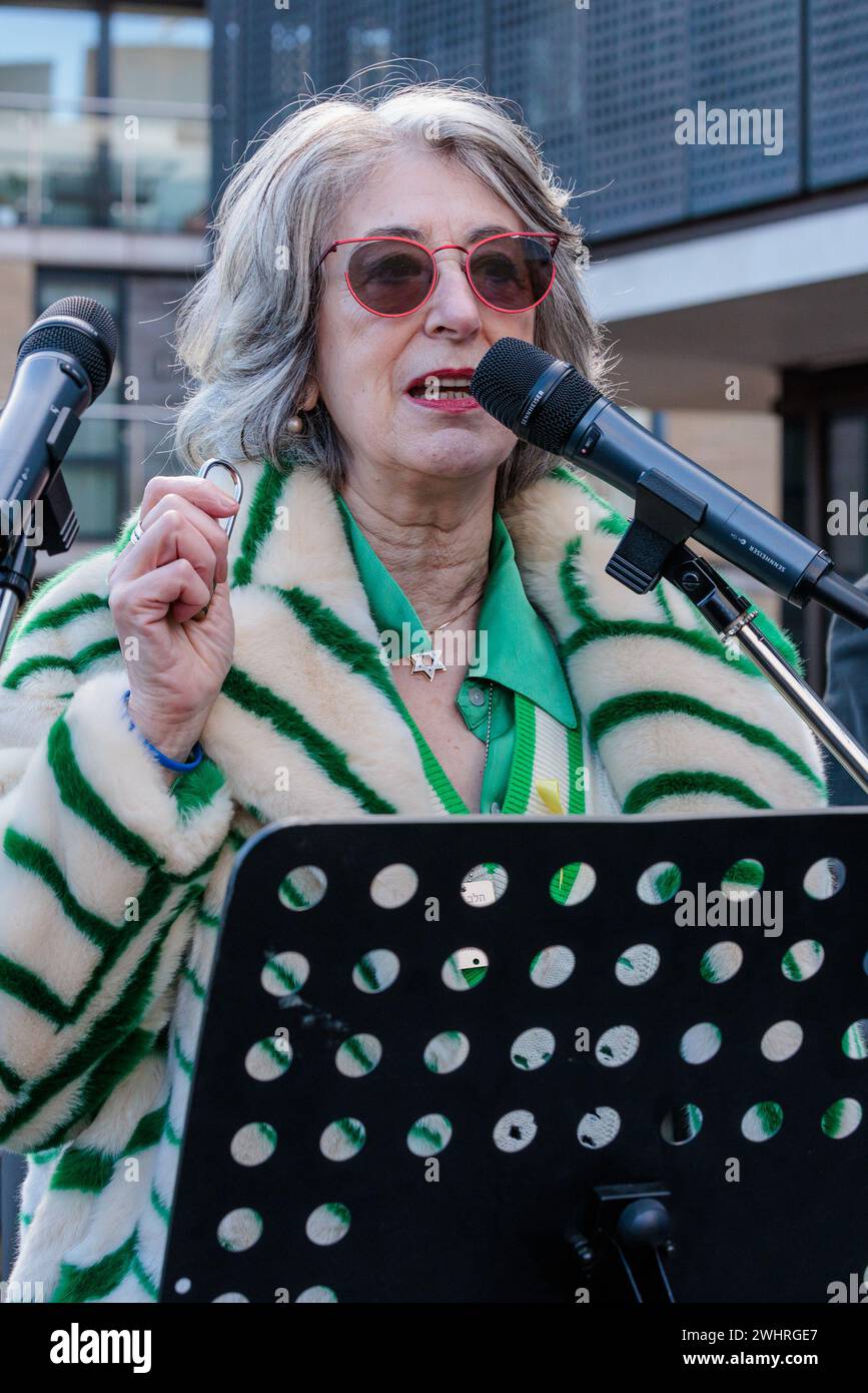 JW3, Londres, Royaume-Uni. 11 février 2024. Dame Maureen Lipman lors du lancement du « Lovelock Hostage Bridge » à JW3, le Jewish Community Centre de Londres. Lovelock Hostage Bridge est une nouvelle installation qui sera peuplée de milliers de cadenas autographiés pour montrer l'amour et la solidarité envers les 136 otages restants détenus par le Hamas à Gaza pendant plus de 128 jours. et comme un appel à la communauté internationale pour qu'elle redouble d'efforts pour les ramener chez eux. Photo par Amanda Rose/Alamy Live News Banque D'Images