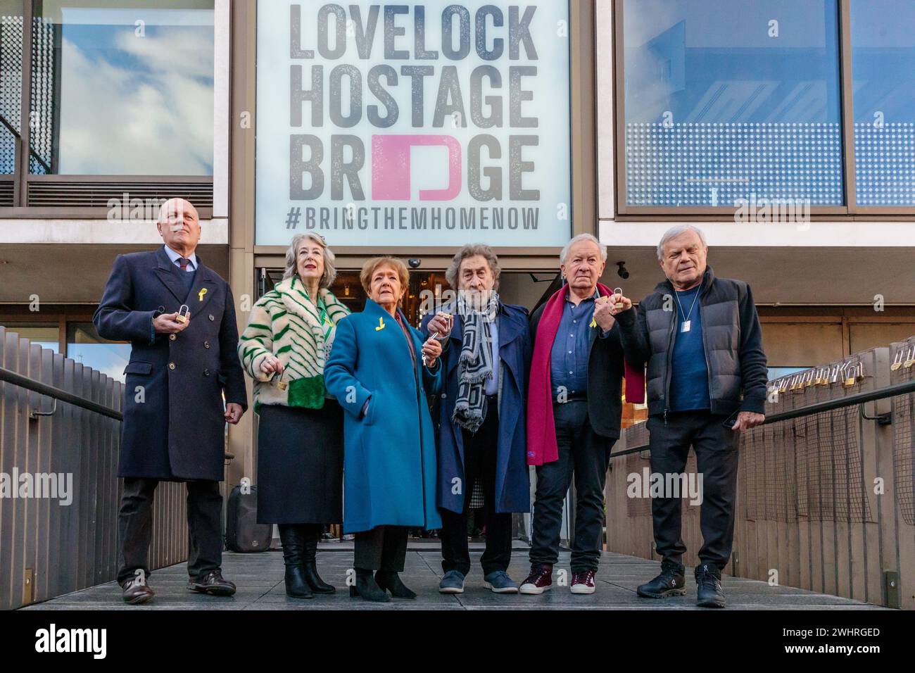 JW3, Londres, Royaume-Uni. 11 février 2024. Lancement du « Lovelock Hostage Bridge » à JW3, le Jewish Community Centre de Londres. Lovelock Hostage Bridge est une nouvelle installation qui sera peuplée de milliers de cadenas autographiés pour montrer l'amour et la solidarité envers les 136 otages restants détenus par le Hamas à Gaza pendant plus de 128 jours. et comme un appel à la communauté internationale pour qu'elle redouble d'efforts pour les ramener chez eux. Photo par Amanda Rose/Alamy Live News Banque D'Images JW3, Londres, Royaume-Uni. 11 février 2024. Lancement du « Lovelock Hostage Bridge » à JW3, le Jewish Community Centre de Londres. Lovelock Hostage Bridge est une nouvelle installation qui sera peuplée de milliers de cadenas autographiés pour montrer l'amour et la solidarité envers les 136 otages restants détenus par le Hamas à Gaza pendant plus de 128 jours. et comme un appel à la communauté internationale pour qu'elle redouble d'efforts pour les ramener chez eux. Photo par Amanda Rose/Alamy Live News Banque D'Images