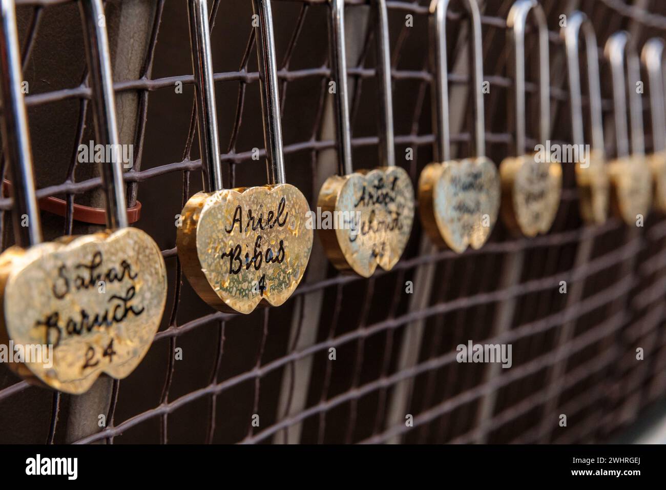 JW3, Londres, Royaume-Uni. 11 février 2024. Lancement du « Lovelock Hostage Bridge » à JW3, le Jewish Community Centre de Londres. Lovelock Hostage Bridge est une nouvelle installation qui sera peuplée de milliers de cadenas autographiés pour montrer l'amour et la solidarité envers les 136 otages restants détenus par le Hamas à Gaza pendant plus de 128 jours. et comme un appel à la communauté internationale pour qu'elle redouble d'efforts pour les ramener chez eux. Photo par Amanda Rose/Alamy Live News Banque D'Images JW3, Londres, Royaume-Uni. 11 février 2024. Lancement du « Lovelock Hostage Bridge » à JW3, le Jewish Community Centre de Londres. Lovelock Hostage Bridge est une nouvelle installation qui sera peuplée de milliers de cadenas autographiés pour montrer l'amour et la solidarité envers les 136 otages restants détenus par le Hamas à Gaza pendant plus de 128 jours. et comme un appel à la communauté internationale pour qu'elle redouble d'efforts pour les ramener chez eux. Photo par Amanda Rose/Alamy Live News Banque D'Images