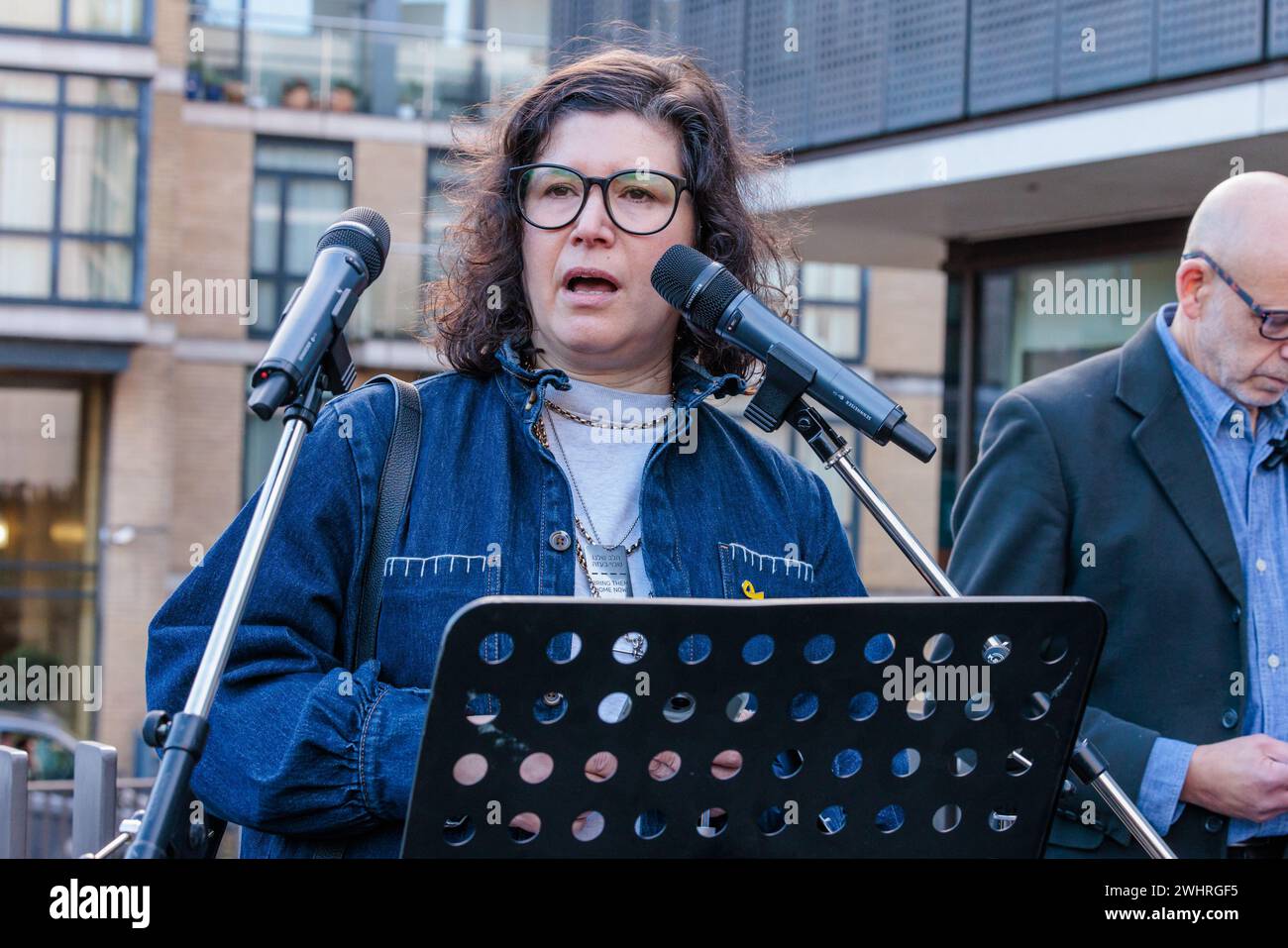 JW3, Londres, Royaume-Uni. 11 février 2024. Sharone Lifschitz, dont le père est toujours détenu en otage, lors du lancement du « Lovelock Hostage Bridge » au JW3, le Jewish Community Centre de Londres. Lovelock Hostage Bridge est une nouvelle installation qui sera peuplée de milliers de cadenas autographiés pour montrer l'amour et la solidarité envers les 136 otages restants détenus par le Hamas à Gaza pendant plus de 128 jours. et comme un appel à la communauté internationale pour qu'elle redouble d'efforts pour les ramener chez eux. Photo par Amanda Rose/Alamy Live News Banque D'Images