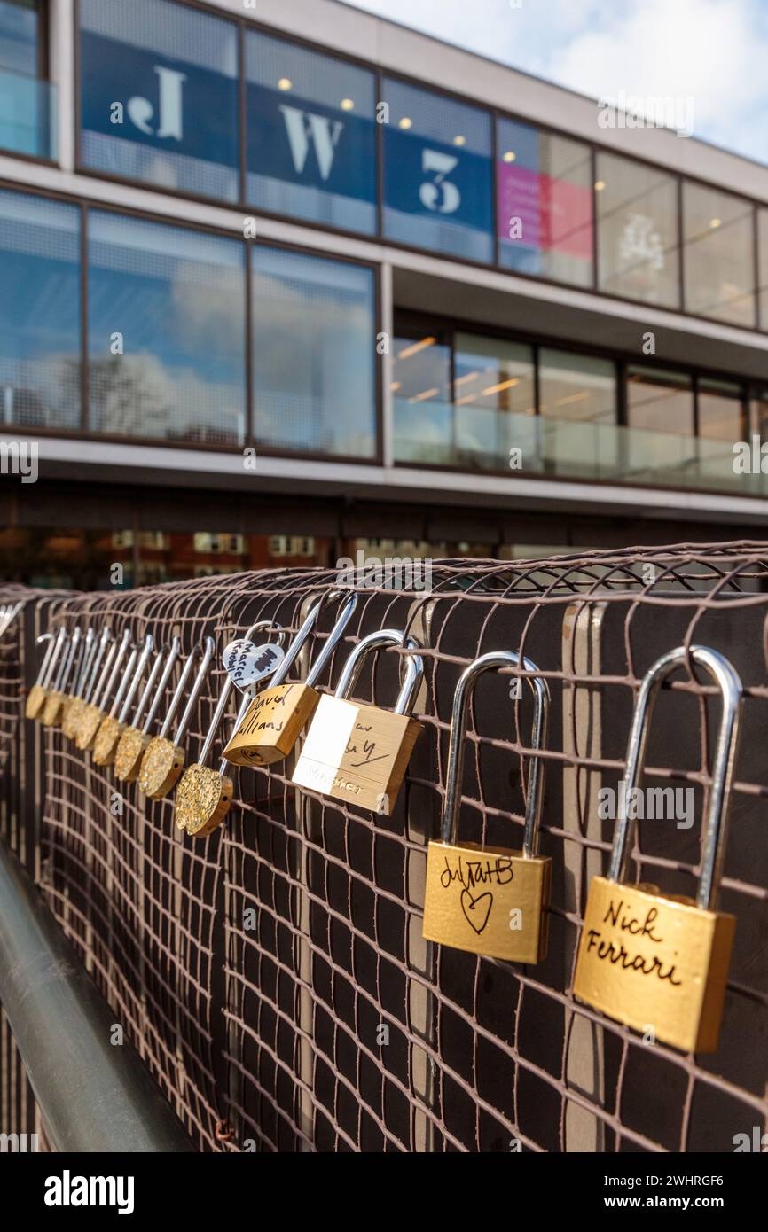 JW3, Londres, Royaume-Uni. 11 février 2024. Lancement du « Lovelock Hostage Bridge » à JW3, le Jewish Community Centre de Londres. Lovelock Hostage Bridge est une nouvelle installation qui sera peuplée de milliers de cadenas autographiés pour montrer l'amour et la solidarité envers les 136 otages restants détenus par le Hamas à Gaza pendant plus de 128 jours. et comme un appel à la communauté internationale pour qu'elle redouble d'efforts pour les ramener chez eux. Photo par Amanda Rose/Alamy Live News Banque D'Images JW3, Londres, Royaume-Uni. 11 février 2024. Lancement du « Lovelock Hostage Bridge » à JW3, le Jewish Community Centre de Londres. Lovelock Hostage Bridge est une nouvelle installation qui sera peuplée de milliers de cadenas autographiés pour montrer l'amour et la solidarité envers les 136 otages restants détenus par le Hamas à Gaza pendant plus de 128 jours. et comme un appel à la communauté internationale pour qu'elle redouble d'efforts pour les ramener chez eux. Photo par Amanda Rose/Alamy Live News Banque D'Images