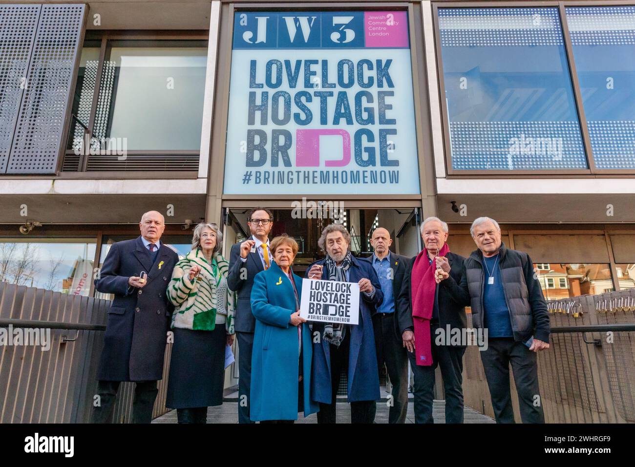 JW3, Londres, Royaume-Uni. 11 février 2024. Lancement du « Lovelock Hostage Bridge » à JW3, le Jewish Community Centre de Londres. Lovelock Hostage Bridge est une nouvelle installation qui sera peuplée de milliers de cadenas autographiés pour montrer l'amour et la solidarité envers les 136 otages restants détenus par le Hamas à Gaza pendant plus de 128 jours. et comme un appel à la communauté internationale pour qu'elle redouble d'efforts pour les ramener chez eux. Photo par Amanda Rose/Alamy Live News Banque D'Images JW3, Londres, Royaume-Uni. 11 février 2024. Lancement du « Lovelock Hostage Bridge » à JW3, le Jewish Community Centre de Londres. Lovelock Hostage Bridge est une nouvelle installation qui sera peuplée de milliers de cadenas autographiés pour montrer l'amour et la solidarité envers les 136 otages restants détenus par le Hamas à Gaza pendant plus de 128 jours. et comme un appel à la communauté internationale pour qu'elle redouble d'efforts pour les ramener chez eux. Photo par Amanda Rose/Alamy Live News Banque D'Images