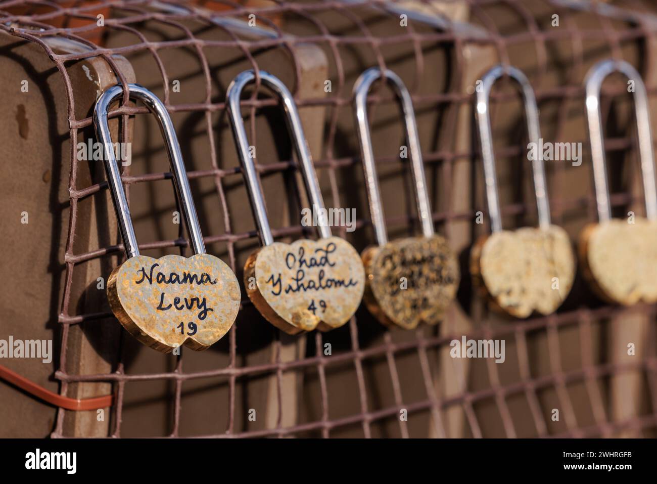 JW3, Londres, Royaume-Uni. 11 février 2024. Lancement du « Lovelock Hostage Bridge » à JW3, le Jewish Community Centre de Londres. Lovelock Hostage Bridge est une nouvelle installation qui sera peuplée de milliers de cadenas autographiés pour montrer l'amour et la solidarité envers les 136 otages restants détenus par le Hamas à Gaza pendant plus de 128 jours. et comme un appel à la communauté internationale pour qu'elle redouble d'efforts pour les ramener chez eux. Photo par Amanda Rose/Alamy Live News Banque D'Images JW3, Londres, Royaume-Uni. 11 février 2024. Lancement du « Lovelock Hostage Bridge » à JW3, le Jewish Community Centre de Londres. Lovelock Hostage Bridge est une nouvelle installation qui sera peuplée de milliers de cadenas autographiés pour montrer l'amour et la solidarité envers les 136 otages restants détenus par le Hamas à Gaza pendant plus de 128 jours. et comme un appel à la communauté internationale pour qu'elle redouble d'efforts pour les ramener chez eux. Photo par Amanda Rose/Alamy Live News Banque D'Images