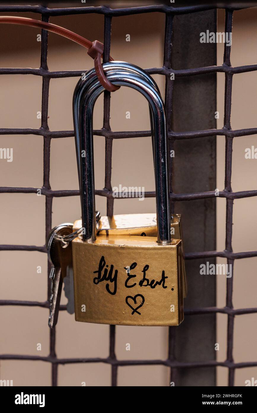 JW3, Londres, Royaume-Uni. 11 février 2024. Lancement du « Lovelock Hostage Bridge » à JW3, le Jewish Community Centre de Londres. Lovelock Hostage Bridge est une nouvelle installation qui sera peuplée de milliers de cadenas autographiés pour montrer l'amour et la solidarité envers les 136 otages restants détenus par le Hamas à Gaza pendant plus de 128 jours. et comme un appel à la communauté internationale pour qu'elle redouble d'efforts pour les ramener chez eux. Photo par Amanda Rose/Alamy Live News Banque D'Images JW3, Londres, Royaume-Uni. 11 février 2024. Lancement du « Lovelock Hostage Bridge » à JW3, le Jewish Community Centre de Londres. Lovelock Hostage Bridge est une nouvelle installation qui sera peuplée de milliers de cadenas autographiés pour montrer l'amour et la solidarité envers les 136 otages restants détenus par le Hamas à Gaza pendant plus de 128 jours. et comme un appel à la communauté internationale pour qu'elle redouble d'efforts pour les ramener chez eux. Photo par Amanda Rose/Alamy Live News Banque D'Images