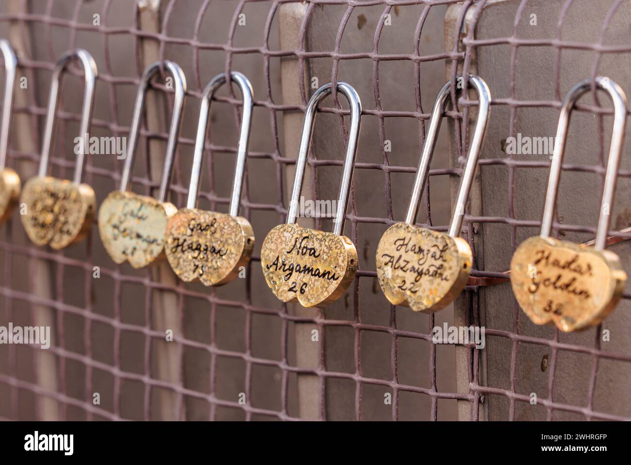 JW3, Londres, Royaume-Uni. 11 février 2024. Lancement du « Lovelock Hostage Bridge » à JW3, le Jewish Community Centre de Londres. Lovelock Hostage Bridge est une nouvelle installation qui sera peuplée de milliers de cadenas autographiés pour montrer l'amour et la solidarité envers les 136 otages restants détenus par le Hamas à Gaza pendant plus de 128 jours. et comme un appel à la communauté internationale pour qu'elle redouble d'efforts pour les ramener chez eux. Photo par Amanda Rose/Alamy Live News Banque D'Images JW3, Londres, Royaume-Uni. 11 février 2024. Lancement du « Lovelock Hostage Bridge » à JW3, le Jewish Community Centre de Londres. Lovelock Hostage Bridge est une nouvelle installation qui sera peuplée de milliers de cadenas autographiés pour montrer l'amour et la solidarité envers les 136 otages restants détenus par le Hamas à Gaza pendant plus de 128 jours. et comme un appel à la communauté internationale pour qu'elle redouble d'efforts pour les ramener chez eux. Photo par Amanda Rose/Alamy Live News Banque D'Images