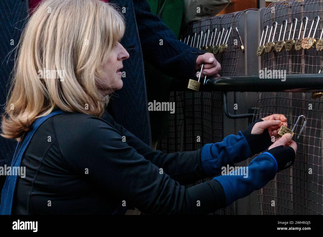 JW3, Londres, Royaume-Uni. 11 février 2024. Rachel Johnson, lors du lancement du « Lovelock Hostage Bridge » au JW3, le Jewish Community Centre de Londres. Lovelock Hostage Bridge est une nouvelle installation qui sera peuplée de milliers de cadenas autographiés pour montrer l'amour et la solidarité envers les 136 otages restants détenus par le Hamas à Gaza pendant plus de 128 jours. et comme un appel à la communauté internationale pour qu'elle redouble d'efforts pour les ramener chez eux. Photo par Amanda Rose/Alamy Live News Banque D'Images JW3, Londres, Royaume-Uni. 11 février 2024. Rachel Johnson, lors du lancement du « Lovelock Hostage Bridge » au JW3, le Jewish Community Centre de Londres. Lovelock Hostage Bridge est une nouvelle installation qui sera peuplée de milliers de cadenas autographiés pour montrer l'amour et la solidarité envers les 136 otages restants détenus par le Hamas à Gaza pendant plus de 128 jours. et comme un appel à la communauté internationale pour qu'elle redouble d'efforts pour les ramener chez eux. Photo par Amanda Rose/Alamy Live News Banque D'Images