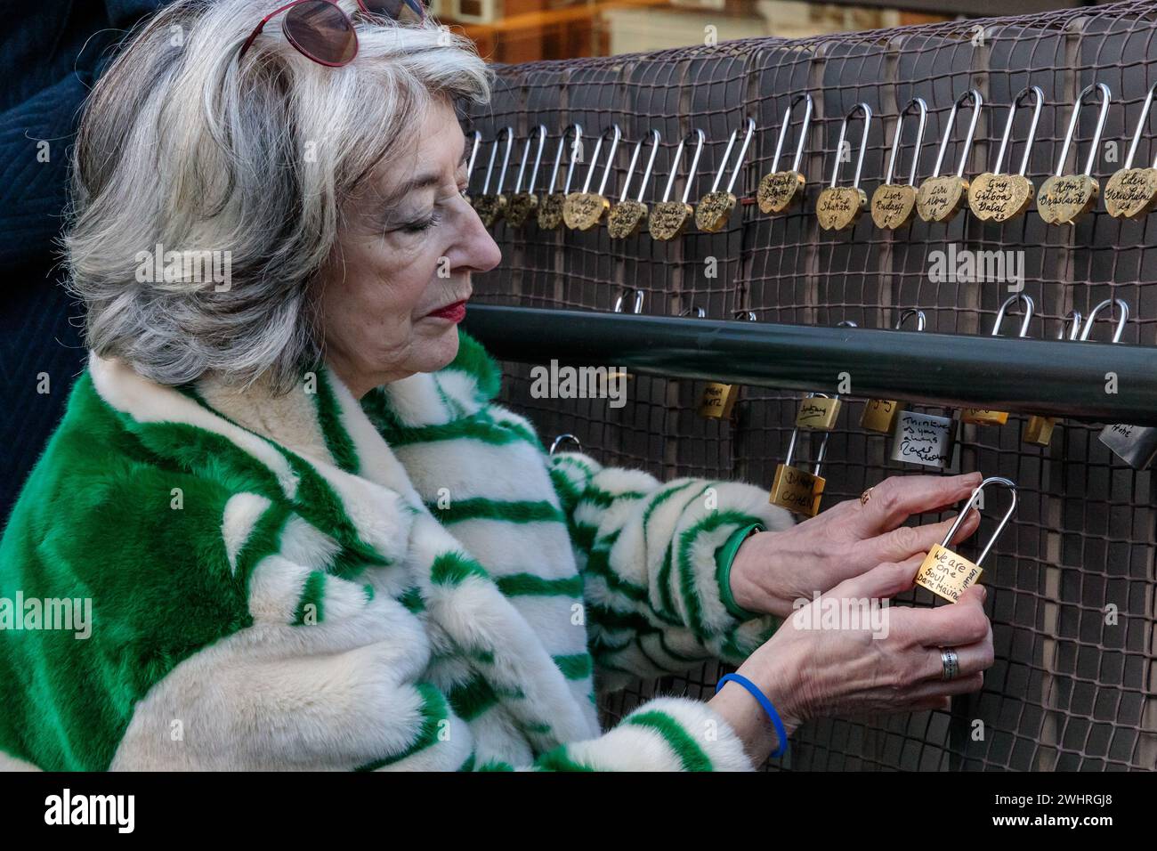 JW3, Londres, Royaume-Uni. 11 février 2024. Dame Maureen Lipman lors du lancement du « Lovelock Hostage Bridge » à JW3, le Jewish Community Centre de Londres. Lovelock Hostage Bridge est une nouvelle installation qui sera peuplée de milliers de cadenas autographiés pour montrer l'amour et la solidarité envers les 136 otages restants détenus par le Hamas à Gaza pendant plus de 128 jours. et comme un appel à la communauté internationale pour qu'elle redouble d'efforts pour les ramener chez eux. Photo par Amanda Rose/Alamy Live News Banque D'Images