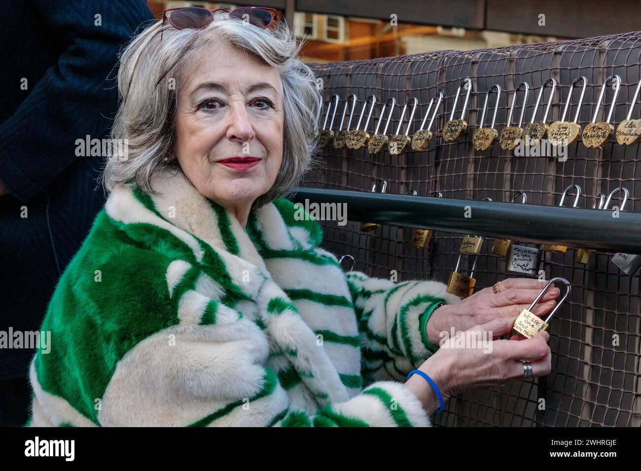 JW3, Londres, Royaume-Uni. 11 février 2024. Dame Maureen Lipman lors du lancement du « Lovelock Hostage Bridge » à JW3, le Jewish Community Centre de Londres. Lovelock Hostage Bridge est une nouvelle installation qui sera peuplée de milliers de cadenas autographiés pour montrer l'amour et la solidarité envers les 136 otages restants détenus par le Hamas à Gaza pendant plus de 128 jours. et comme un appel à la communauté internationale pour qu'elle redouble d'efforts pour les ramener chez eux. Photo par Amanda Rose/Alamy Live News Banque D'Images JW3, Londres, Royaume-Uni. 11 février 2024. Dame Maureen Lipman lors du lancement du « Lovelock Hostage Bridge » à JW3, le Jewish Community Centre de Londres. Lovelock Hostage Bridge est une nouvelle installation qui sera peuplée de milliers de cadenas autographiés pour montrer l'amour et la solidarité envers les 136 otages restants détenus par le Hamas à Gaza pendant plus de 128 jours. et comme un appel à la communauté internationale pour qu'elle redouble d'efforts pour les ramener chez eux. Photo par Amanda Rose/Alamy Live News Banque D'Images