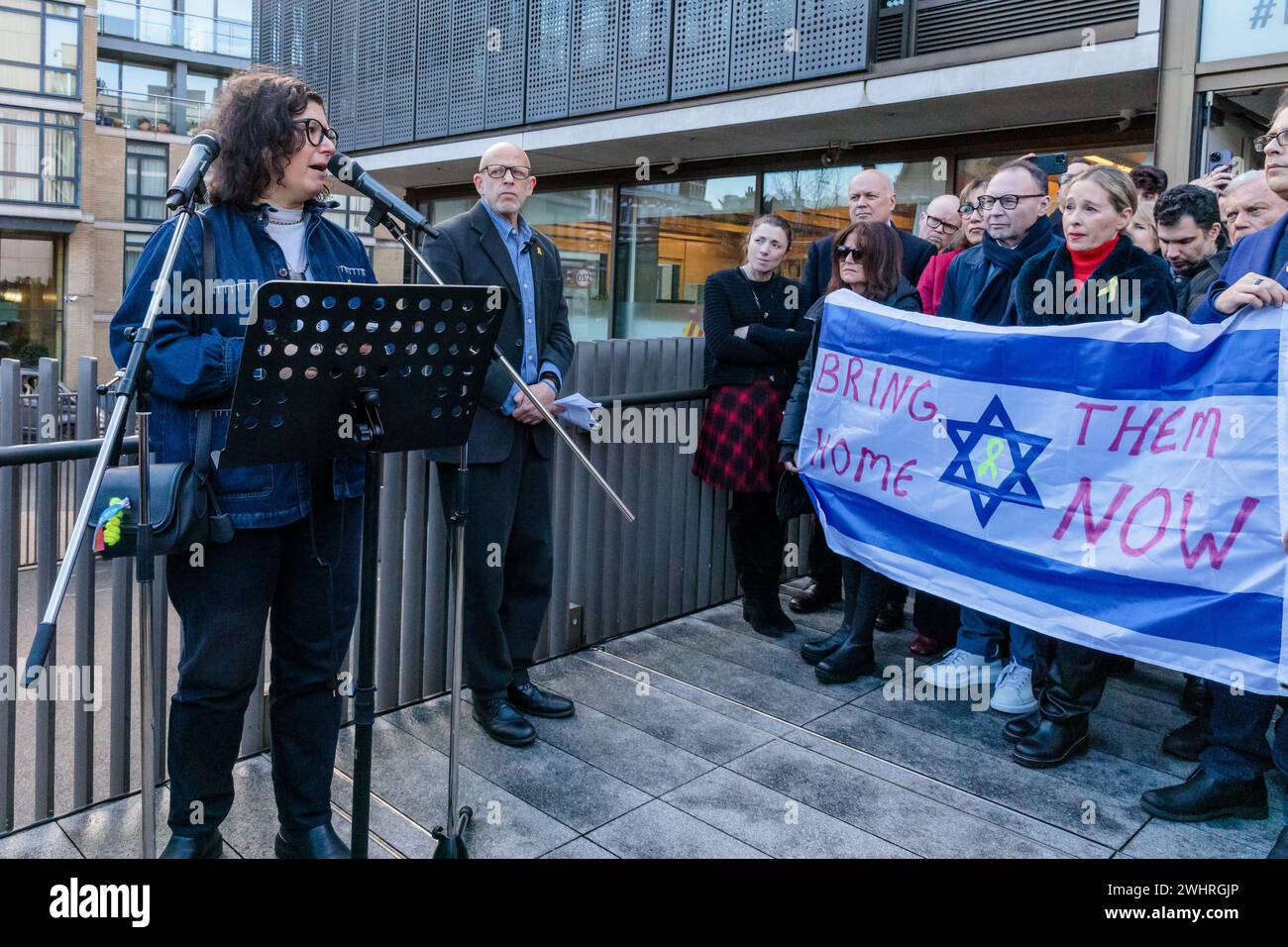 JW3, Londres, Royaume-Uni. 11 février 2024. Sharone Lifschitz, dont le père est toujours détenu en otage, lors du lancement du « Lovelock Hostage Bridge » au JW3, le Jewish Community Centre de Londres. Lovelock Hostage Bridge est une nouvelle installation qui sera peuplée de milliers de cadenas autographiés pour montrer l'amour et la solidarité envers les 136 otages restants détenus par le Hamas à Gaza pendant plus de 128 jours. et comme un appel à la communauté internationale pour qu'elle redouble d'efforts pour les ramener chez eux. Photo par Amanda Rose/Alamy Live News Banque D'Images