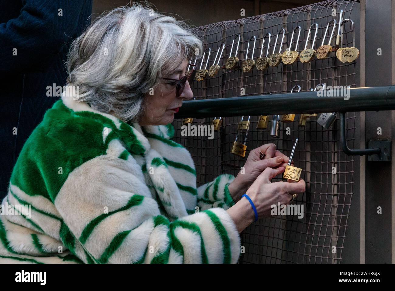 JW3, Londres, Royaume-Uni. 11 février 2024. Dame Maureen Lipman lors du lancement du « Lovelock Hostage Bridge » à JW3, le Jewish Community Centre de Londres. Lovelock Hostage Bridge est une nouvelle installation qui sera peuplée de milliers de cadenas autographiés pour montrer l'amour et la solidarité envers les 136 otages restants détenus par le Hamas à Gaza pendant plus de 128 jours. et comme un appel à la communauté internationale pour qu'elle redouble d'efforts pour les ramener chez eux. Photo par Amanda Rose/Alamy Live News Banque D'Images