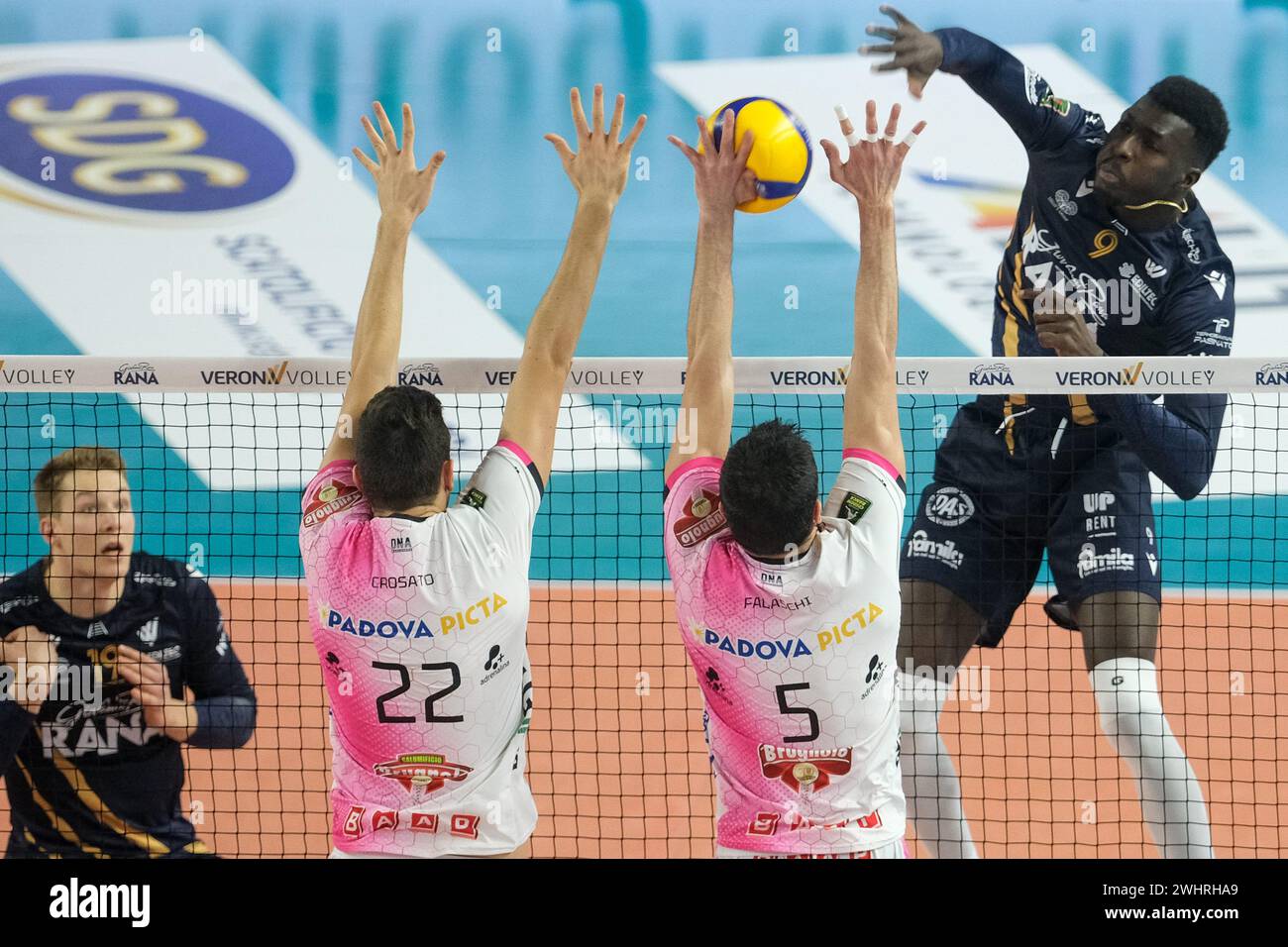 Noumory Keita de Rana Vérone lors du match entre Rana Vérone et Pallavolo Padova, saison régulière du championnat italien de volleyball SuperLega Banque D'Images