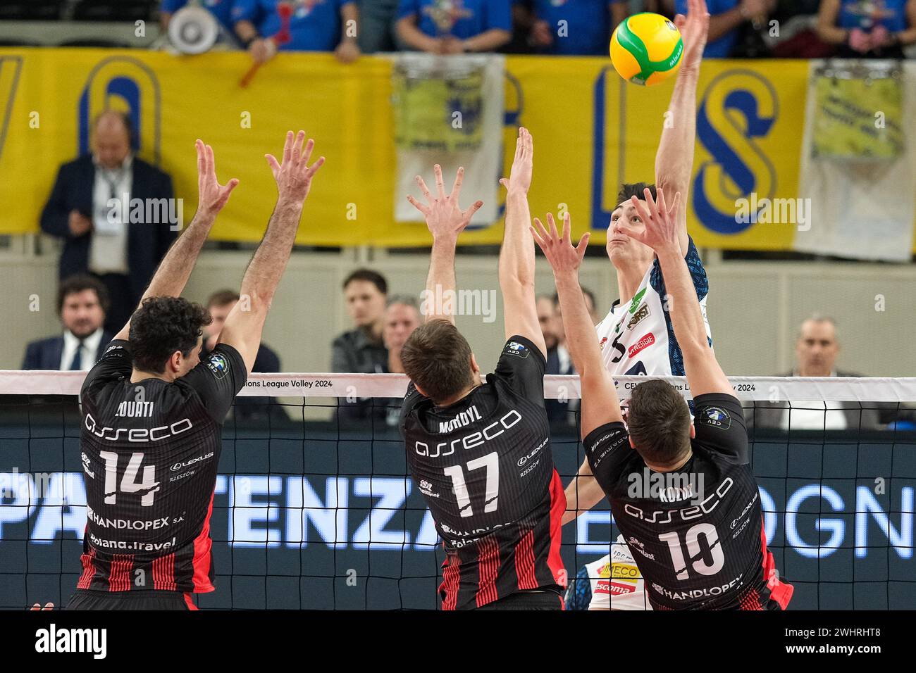 Alessandro Michieletto de ITAS Trentino volley en action lors du match entre ITAS Trentino volley et Asseco Resovia Rzesz˜w, valable pour la poule B de Banque D'Images