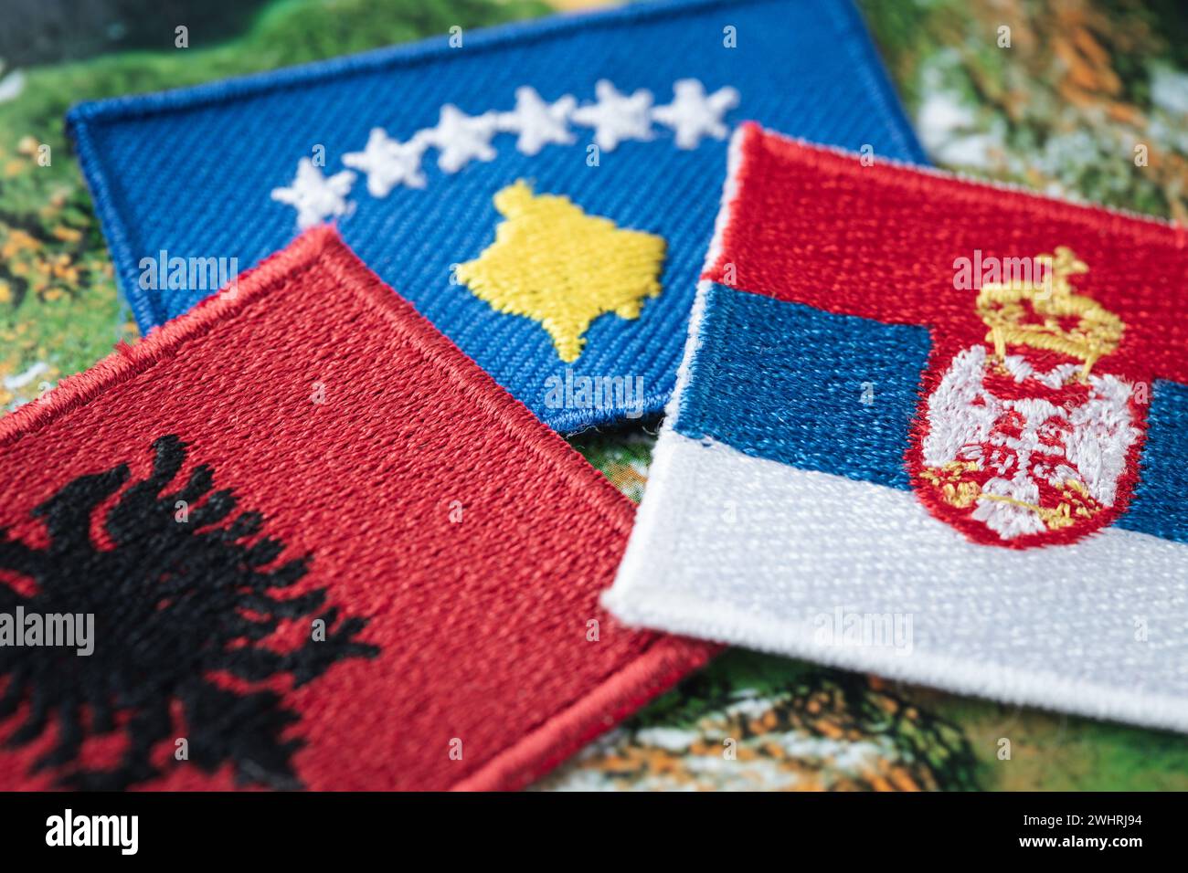 Symbole du Kosovo, de la Serbie et de l'Albanie, concept de relations difficiles et de problèmes frontaliers Banque D'Images