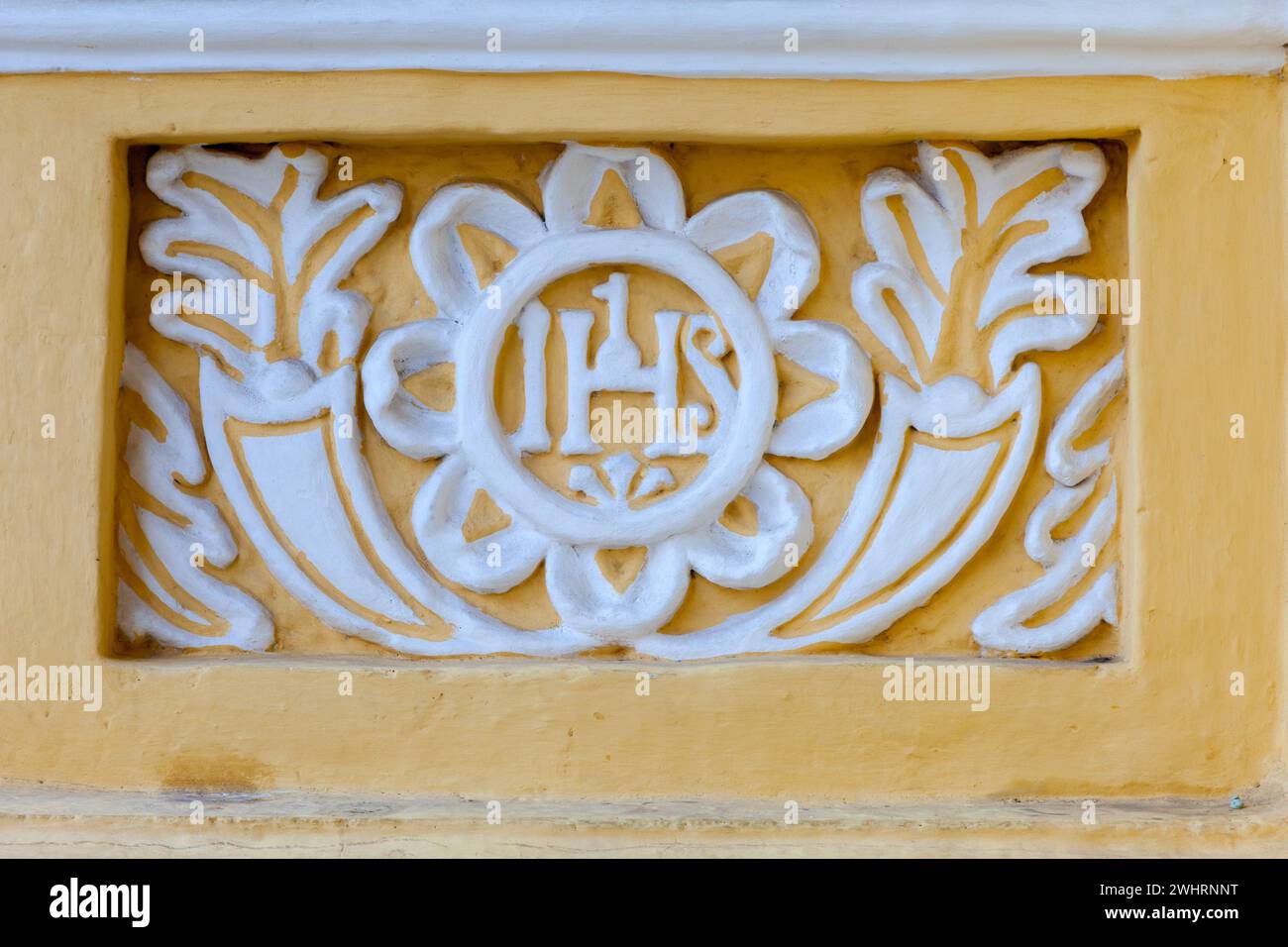 Antigua, Guatemala. Décoration IHS sur la façade de l'église la Merced, achevée en 1767. Banque D'Images