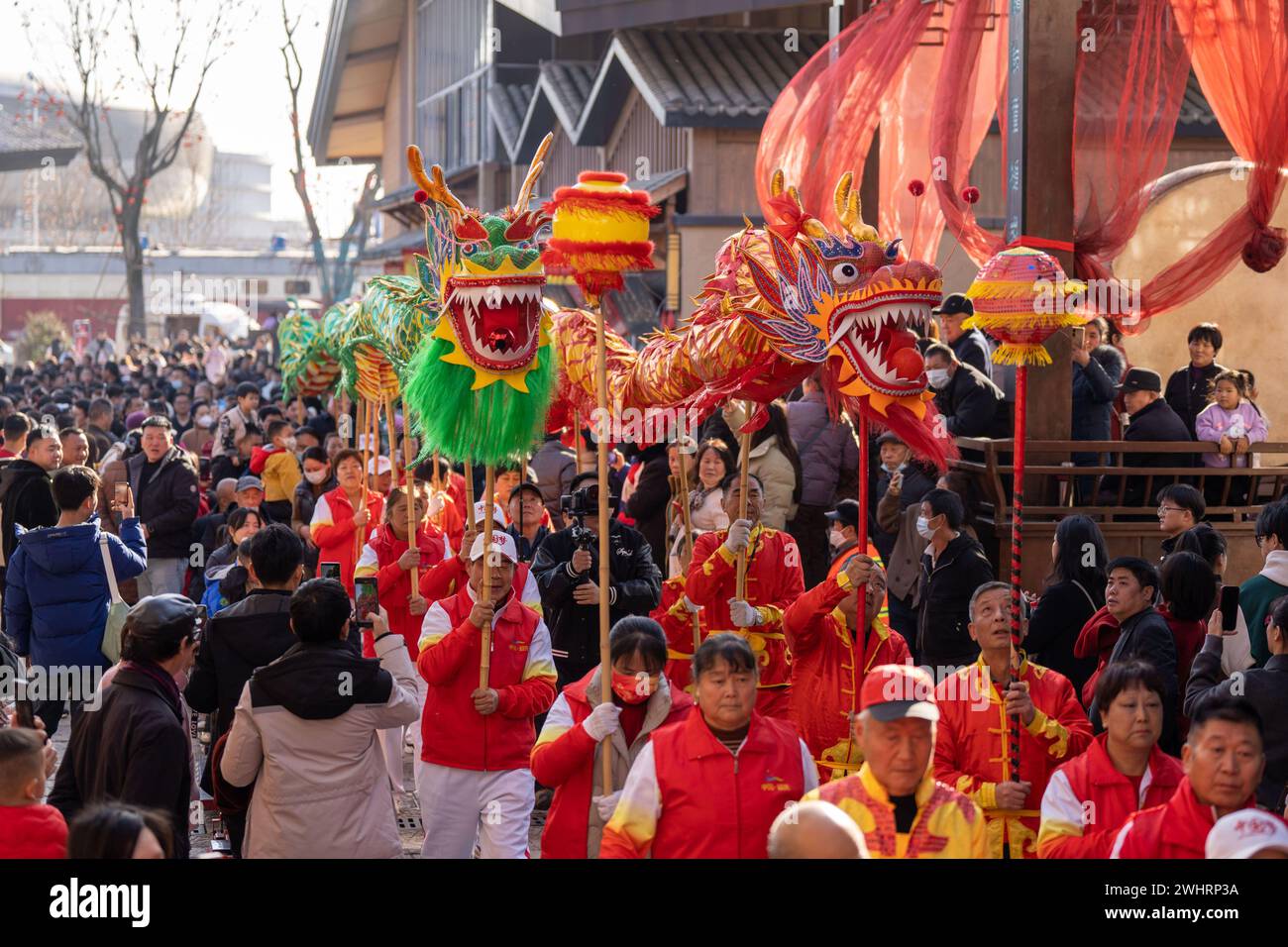 (240211) -- PÉKIN, 11 février 2024 (Xinhua) -- défilent des artistes folkloriques de danse du dragon dans la rue du comté de Feidong, dans la province d'Anhui de l'est de la Chine, 11 février 2024. Les Chinois célèbrent la fête du printemps de différentes manières pendant leurs vacances. (Photo de Ruan Xuefeng/Xinhua) Banque D'Images
