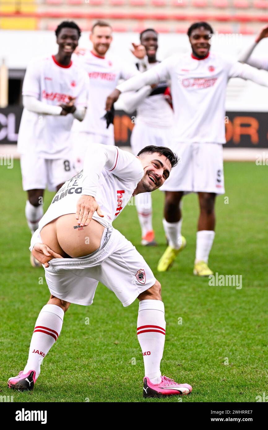Bruxelles, Belgique. 11 février 2024. Le Jelle bataille d'Anvers célèbre, montrant un tatouage RAFC sur son bas, après avoir remporté un match de football entre le RWD Molenbeek et le Royal Antwerp FC, dimanche 11 février 2024 à Bruxelles, le jour 25 de la saison 2023-2024 de la première division du championnat belge 'Jupiler Pro League'. BELGA PHOTO LAURIE DIEFFEMBACQ crédit : Belga News Agency/Alamy Live News Banque D'Images