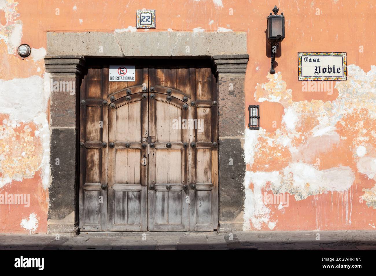 Antigua, Guatemala. Porte, trottoir, personne marchant. Banque D'Images