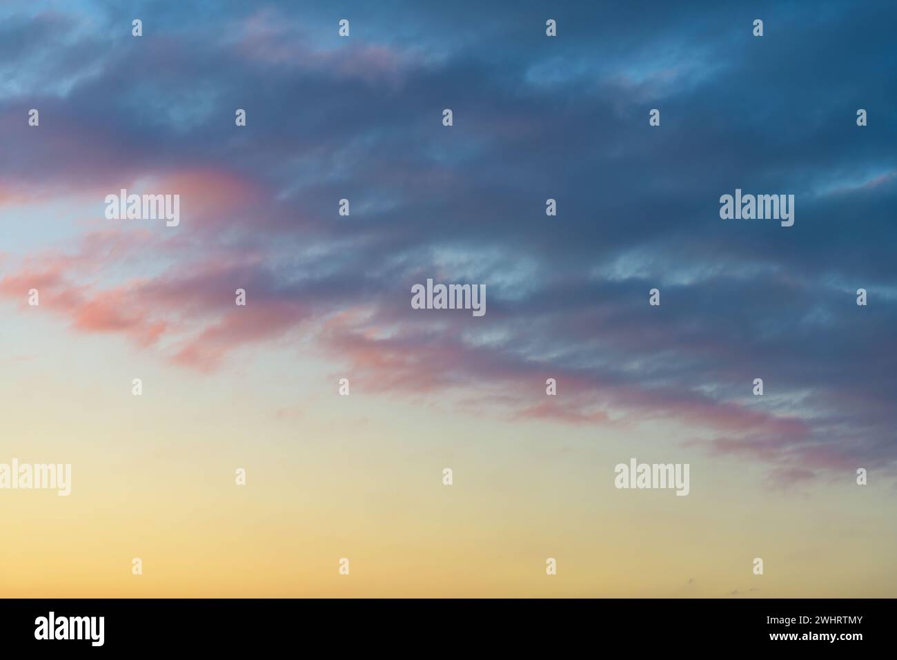 Magnifique ciel de la nature avec des nuages. Scène de l'aube matinale. Élément de conception ou ressource graphique sans personne, Banque D'Images