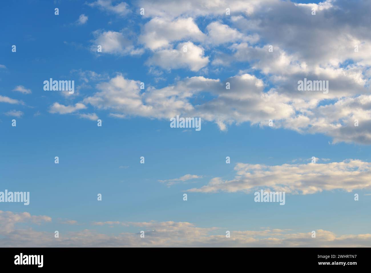 Magnifique ciel de la nature avec des nuages. Scène de l'aube matinale. Élément de conception ou ressource graphique sans personne, Banque D'Images