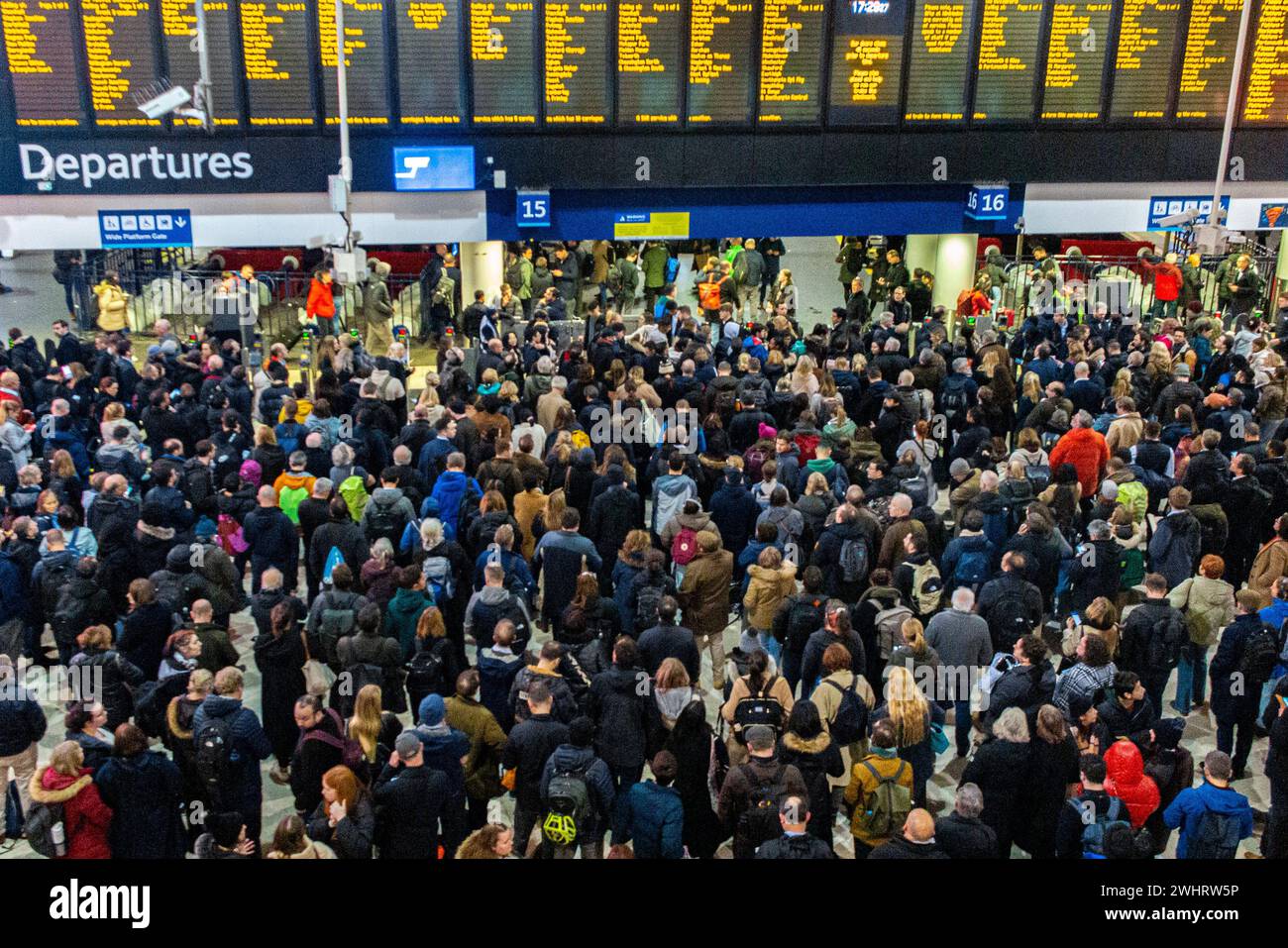 Une foule énorme à la gare de Waterloo pendant une grève des trains Banque D'Images