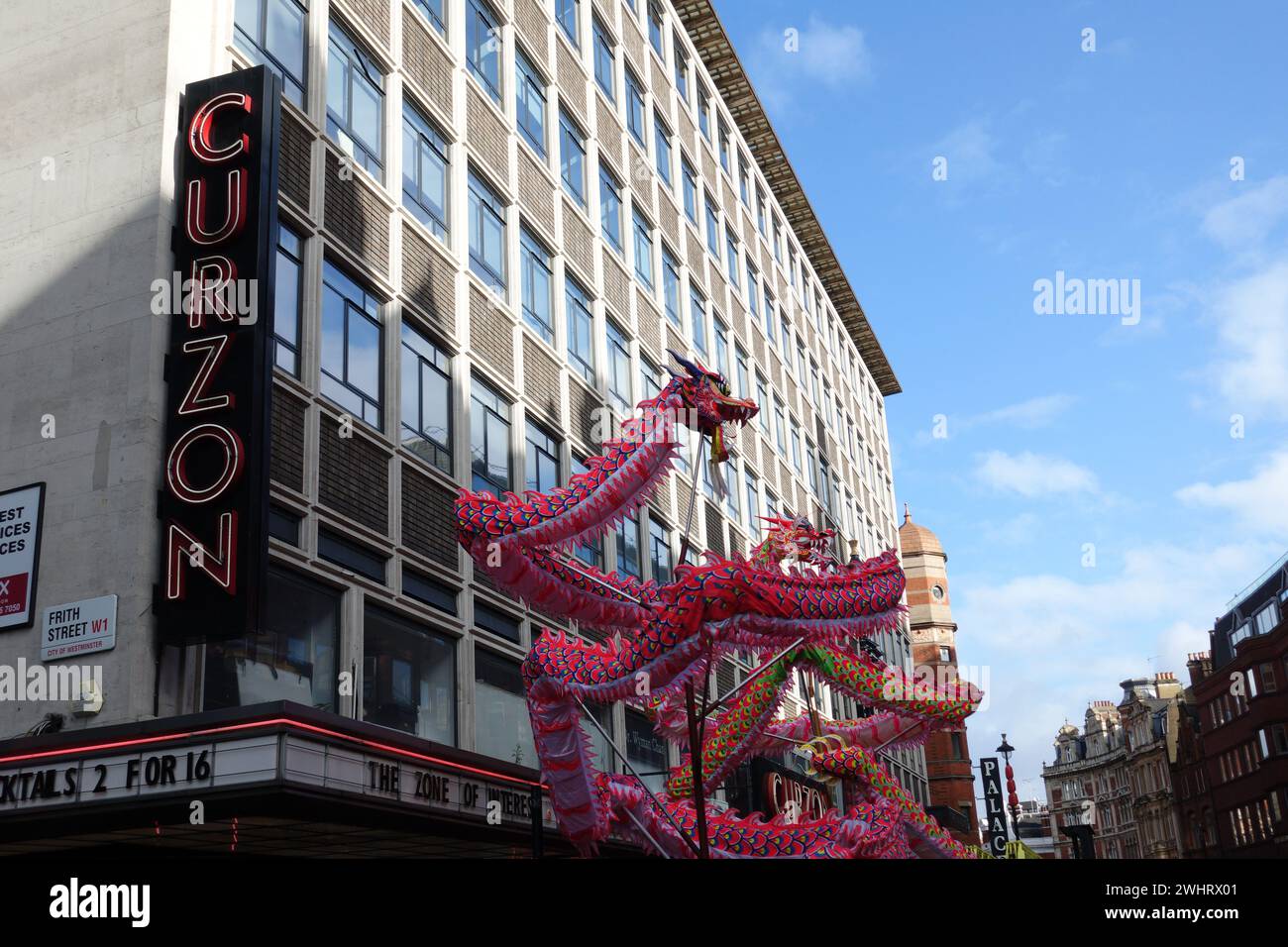 Londres, Royaume-Uni. 11 février 2024 le centre de Londres voit des milliers de personnes se rassembler à Chinatown, Leicester Square et Trafalgar Square pour célébrer le nouvel an lunaire/chinois, voir les danseurs de dragon visiter les boutiques Soho, les tenues traditionnelles et une atmosphère chaleureuse et familiale. © Amstel Adams/ Alamy Live News Banque D'Images