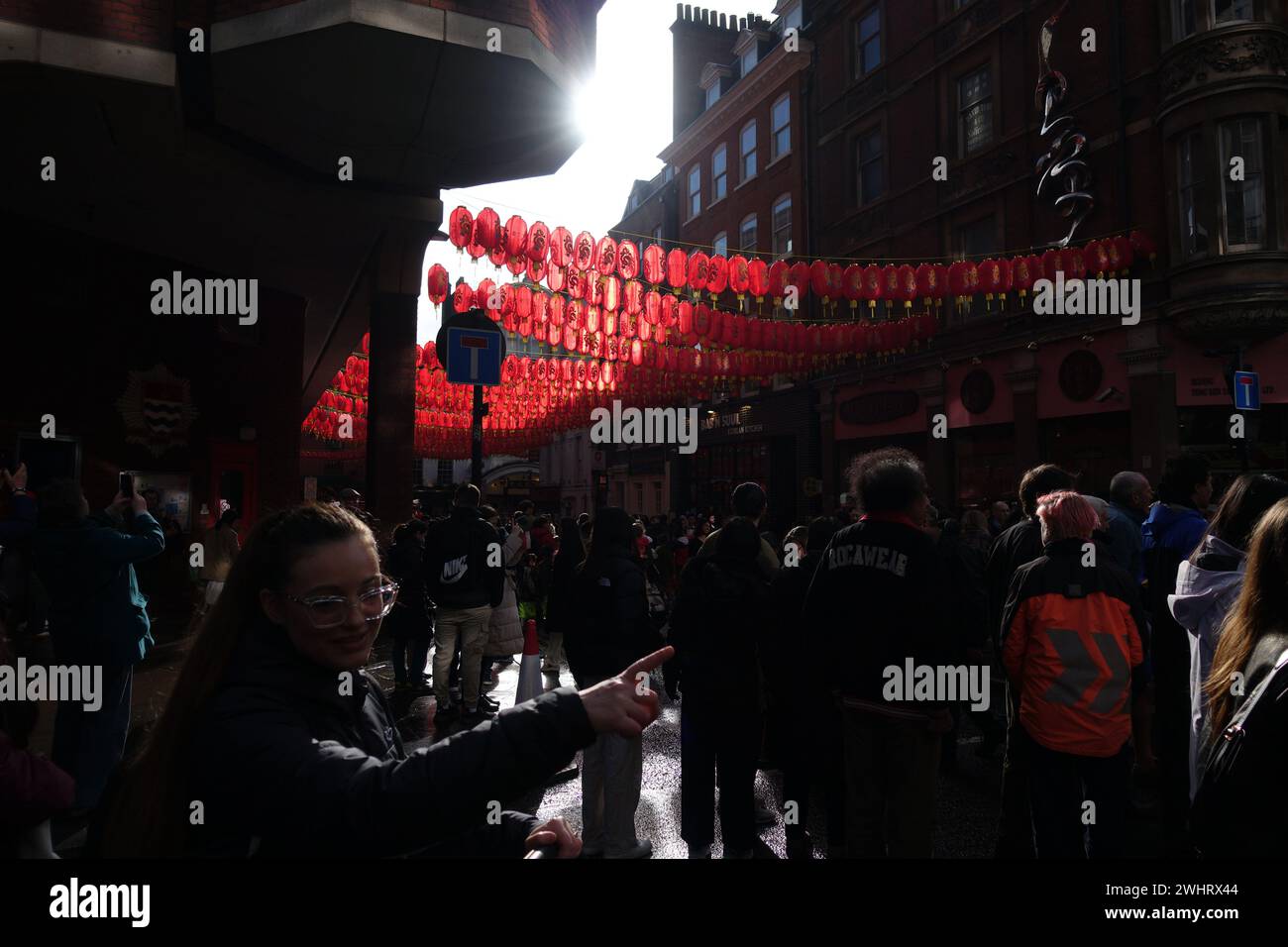 Londres, Royaume-Uni. 11 février 2024 le centre de Londres voit des milliers de personnes se rassembler à Chinatown, Leicester Square et Trafalgar Square pour célébrer le nouvel an lunaire/chinois, voir les danseurs de dragon visiter les boutiques Soho, les tenues traditionnelles et une atmosphère chaleureuse et familiale. © Amstel Adams/ Alamy Live News Banque D'Images