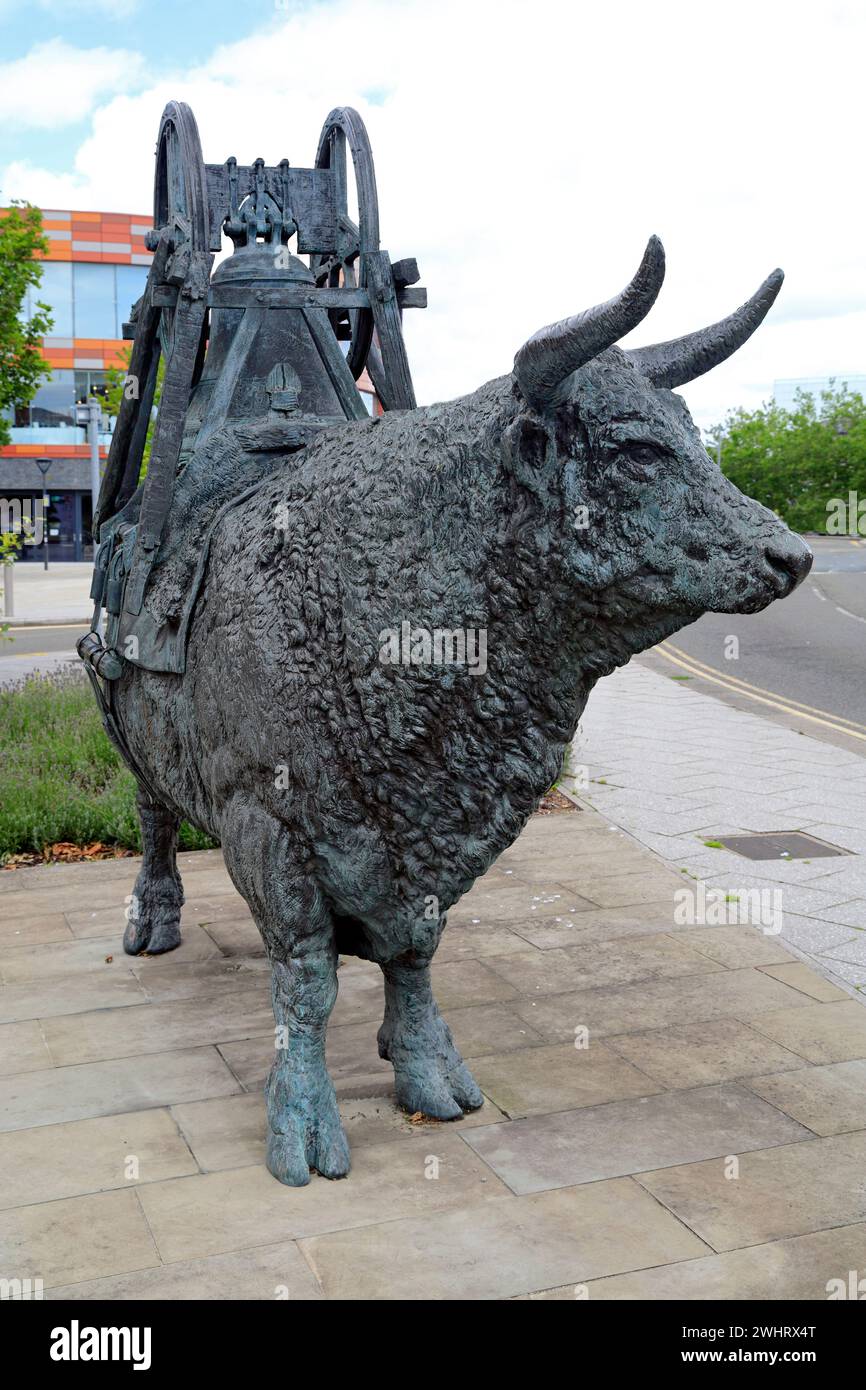 La vision de Saint Gwynllyw patron Saint de Newport ou le Bell Carrier. Sculpture de Sebastian Boyesen, Newport, Gwent, pays de Galles. Banque D'Images
