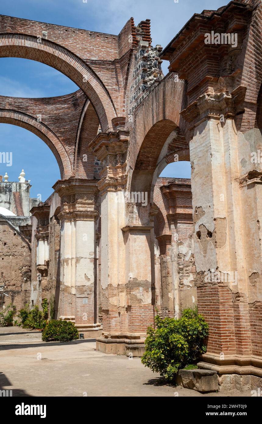 Antigua, Guatemala. Ruines de la cathédrale de Santiago. Banque D'Images