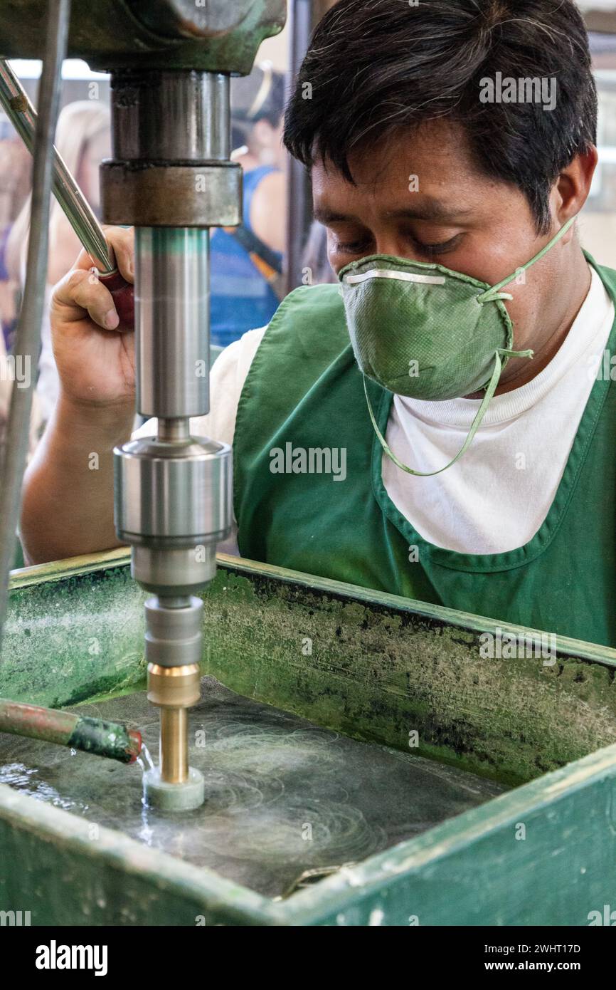 Antigua, Guatemala. Jade Worker Polishing Jade. Banque D'Images