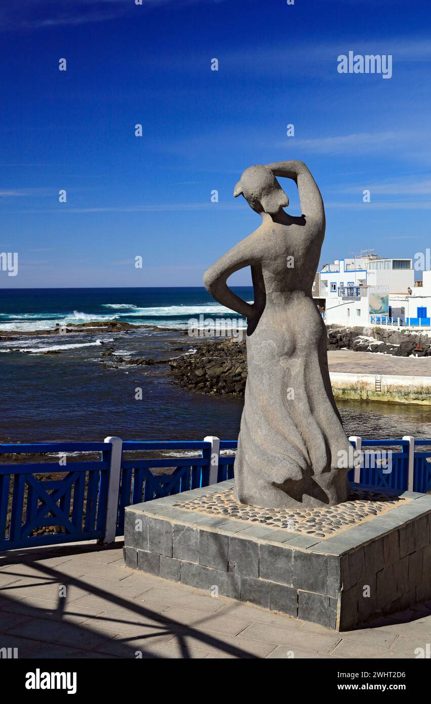 Statue de Monumento Al Pescador par Paco Curbel. El Cotillo, Fuerteventura, Îles Canaries, Espagne. Banque D'Images