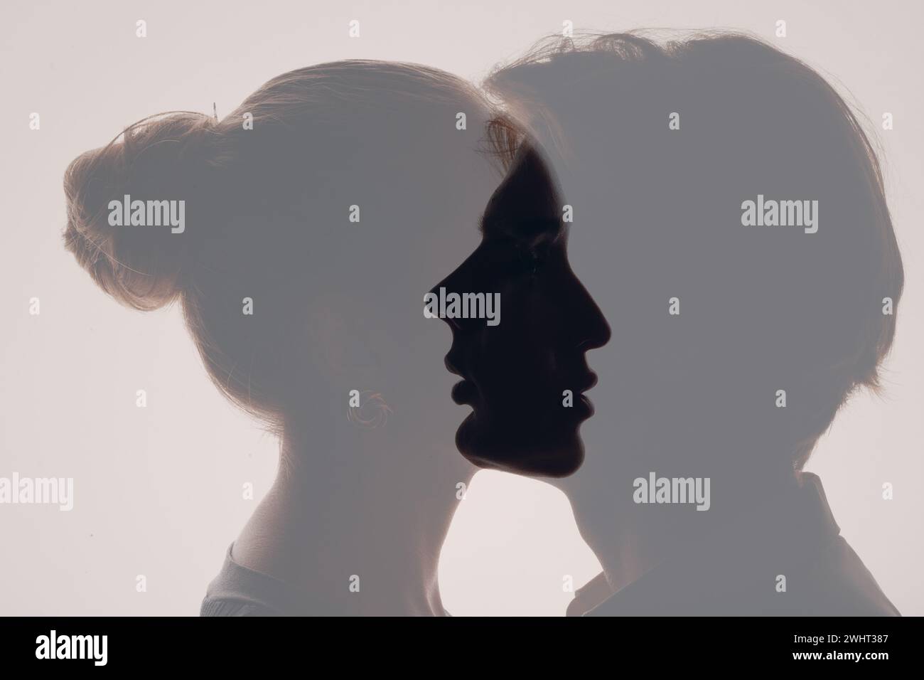 Amour de couples jeunes hommes et femmes silhouettes Banque D'Images