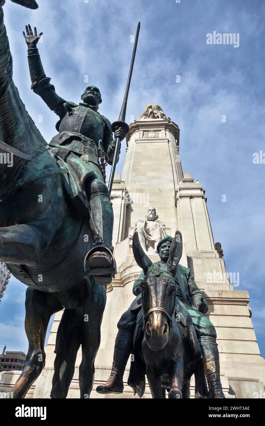 Don Quijote de la Mancha, avec son cheval Rocinante, Sancho Panza avec son âne et Cervantes en arrière-plan, la célèbre statue de la Plaza de Espana Banque D'Images