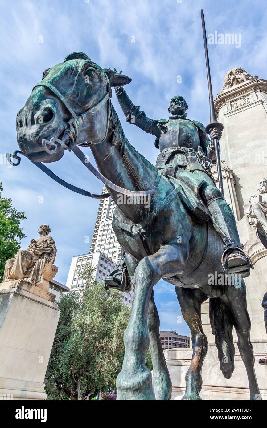 Don Quijote de la Mancha, avec son cheval Rocinante, la célèbre statue de la Plaza de Espana de Madrid, Espagne. Banque D'Images