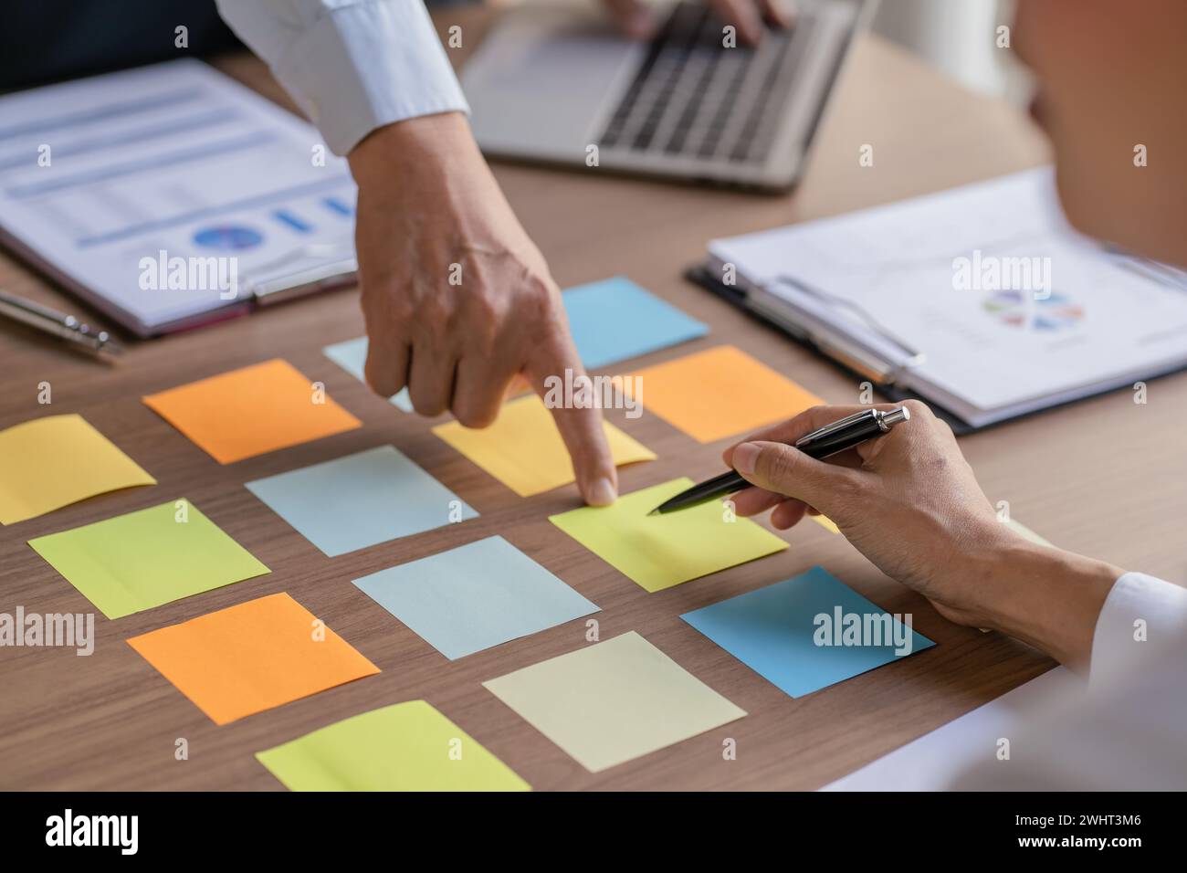 Gens d'affaires brainstorming Réunion idées de conception utilisez des notes post-it pour partager des idées investisseur professionnel démarrage de projet busine Banque D'Images