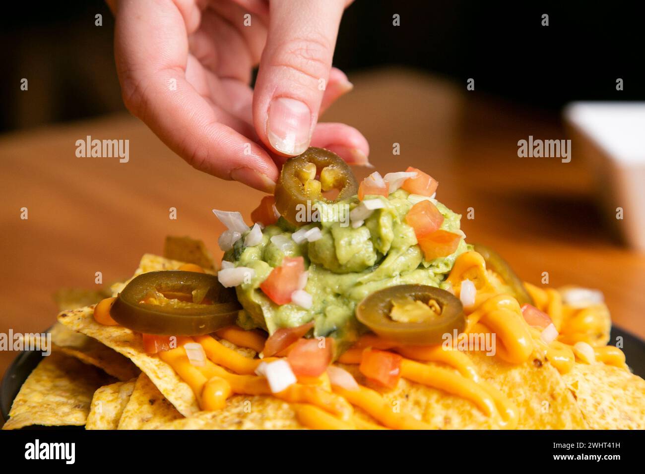 Nachos avec guacamole et légumes. Recette mexicaine originale. Banque D'Images