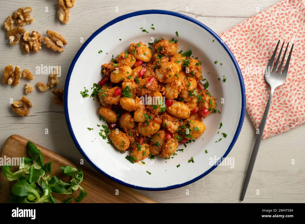 Gnocchi avec sauce yaourt et asperges. Gnocchi de pommes de terre italiennes avec sauce traditionnelle. Banque D'Images