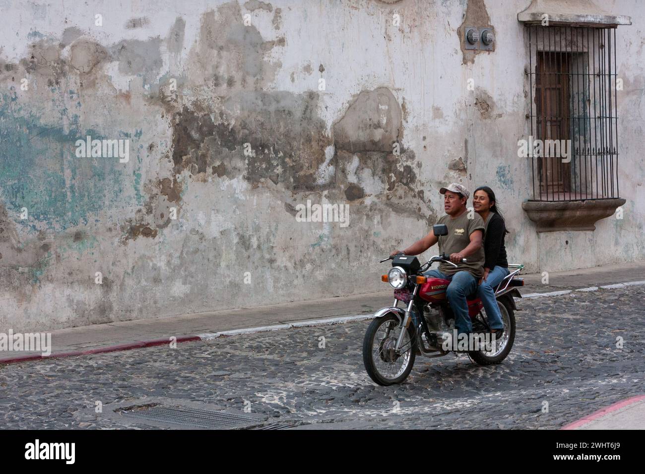 Antigua, Guatemala. Couple en moto, pas de casque. Banque D'Images