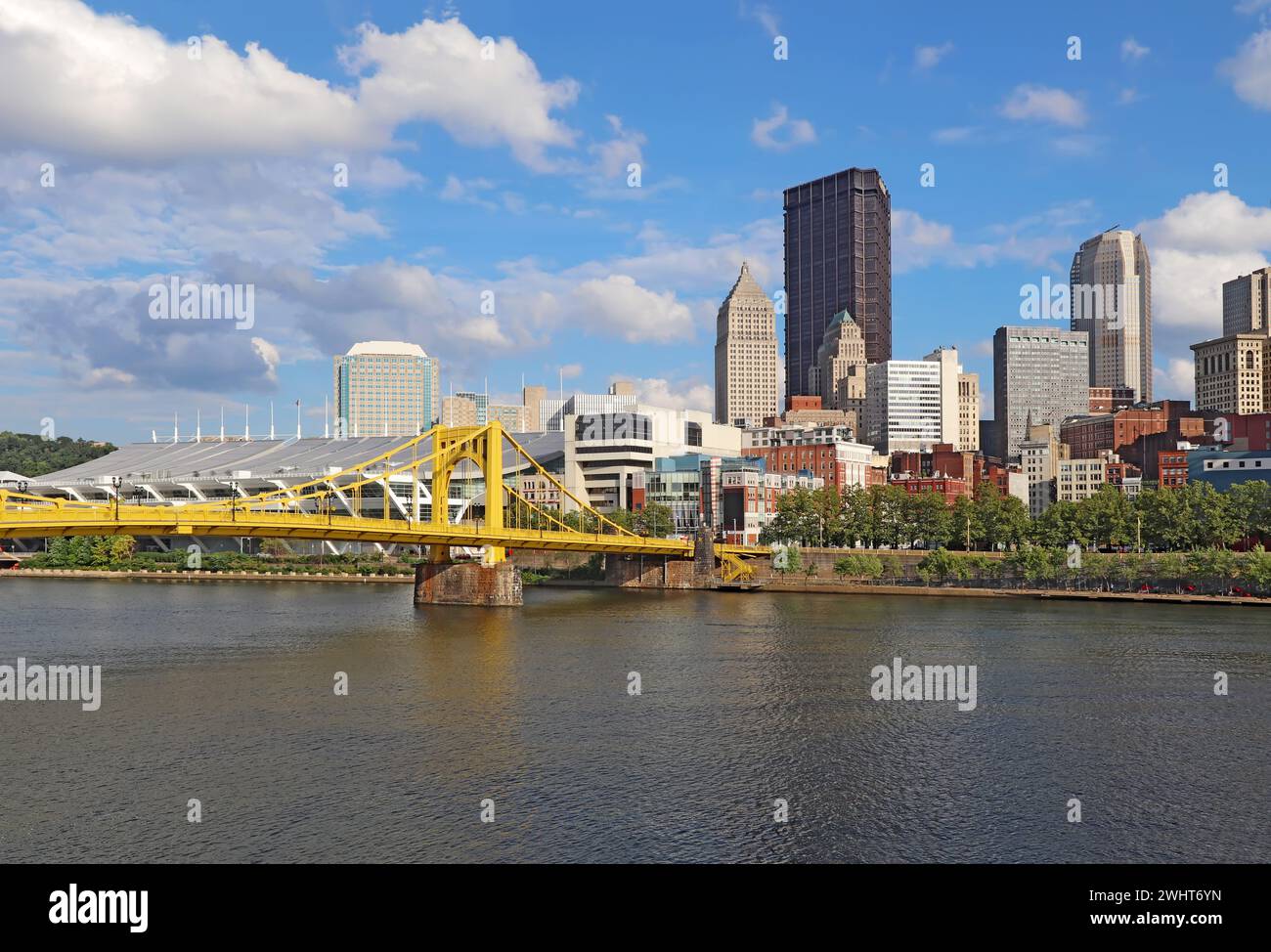 Vue partielle du centre-ville de Pittsburgh, Pennsylvanie avec le centre des congrès et le pont Rachel Carson vu depuis le pont Andy Warhol sur le A. Banque D'Images